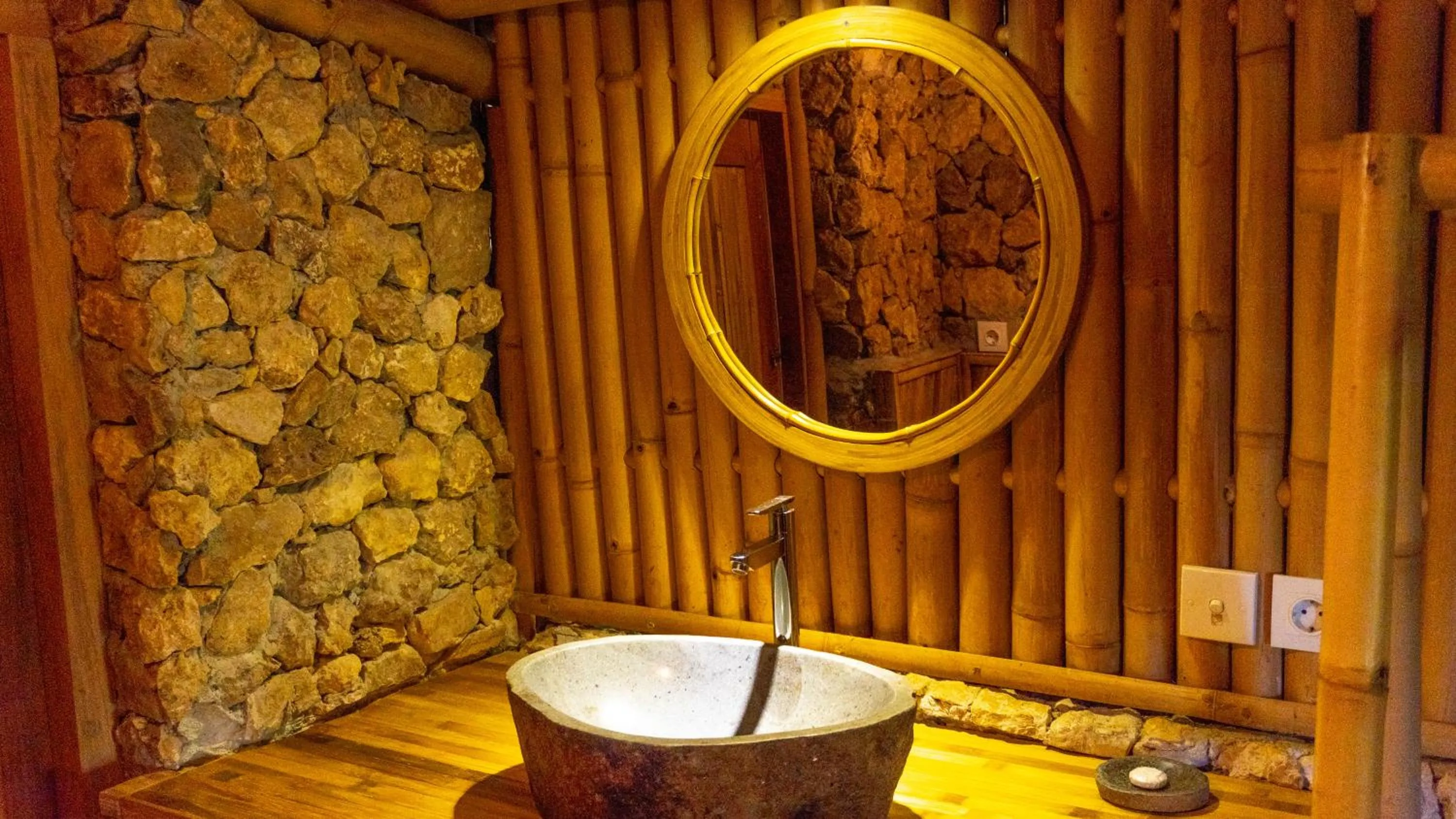 Bathroom in Elang Hillside Bamboo Villas