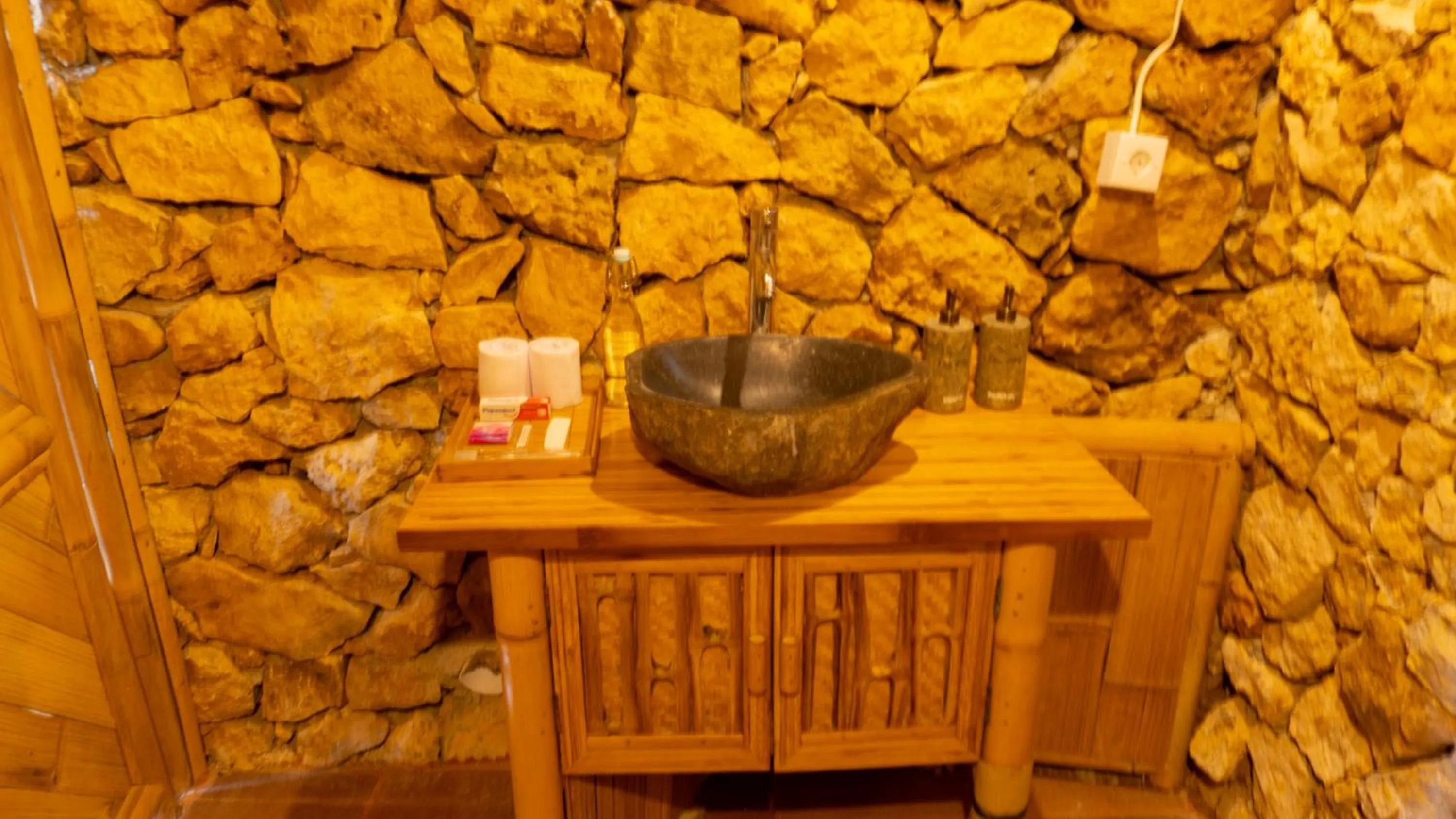 Bathroom in Elang Hillside Bamboo Villas
