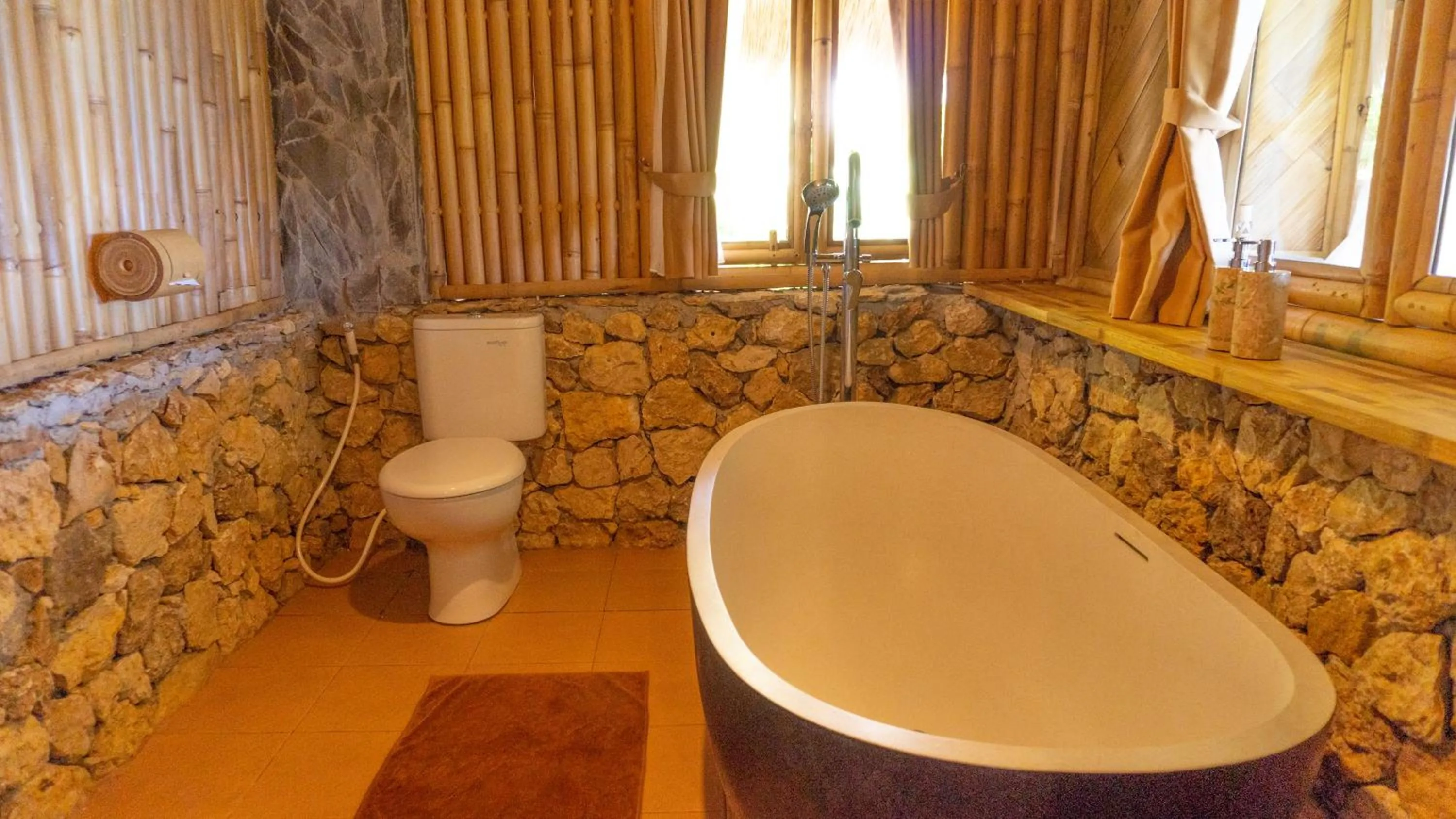 Toilet in Elang Hillside Bamboo Villas