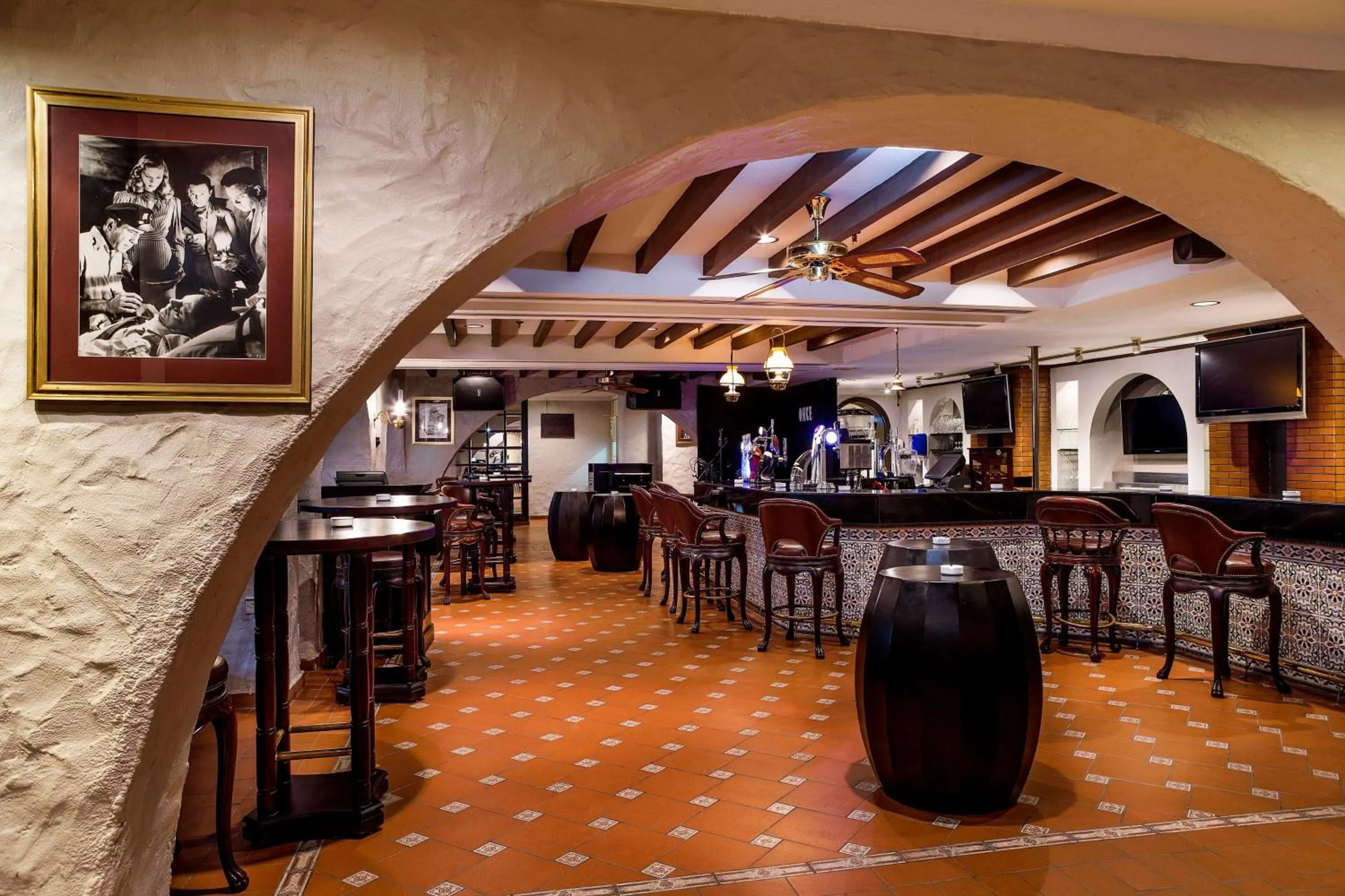 Lounge or bar in Radisson Blu Hotel & Resort, Abu Dhabi Corniche