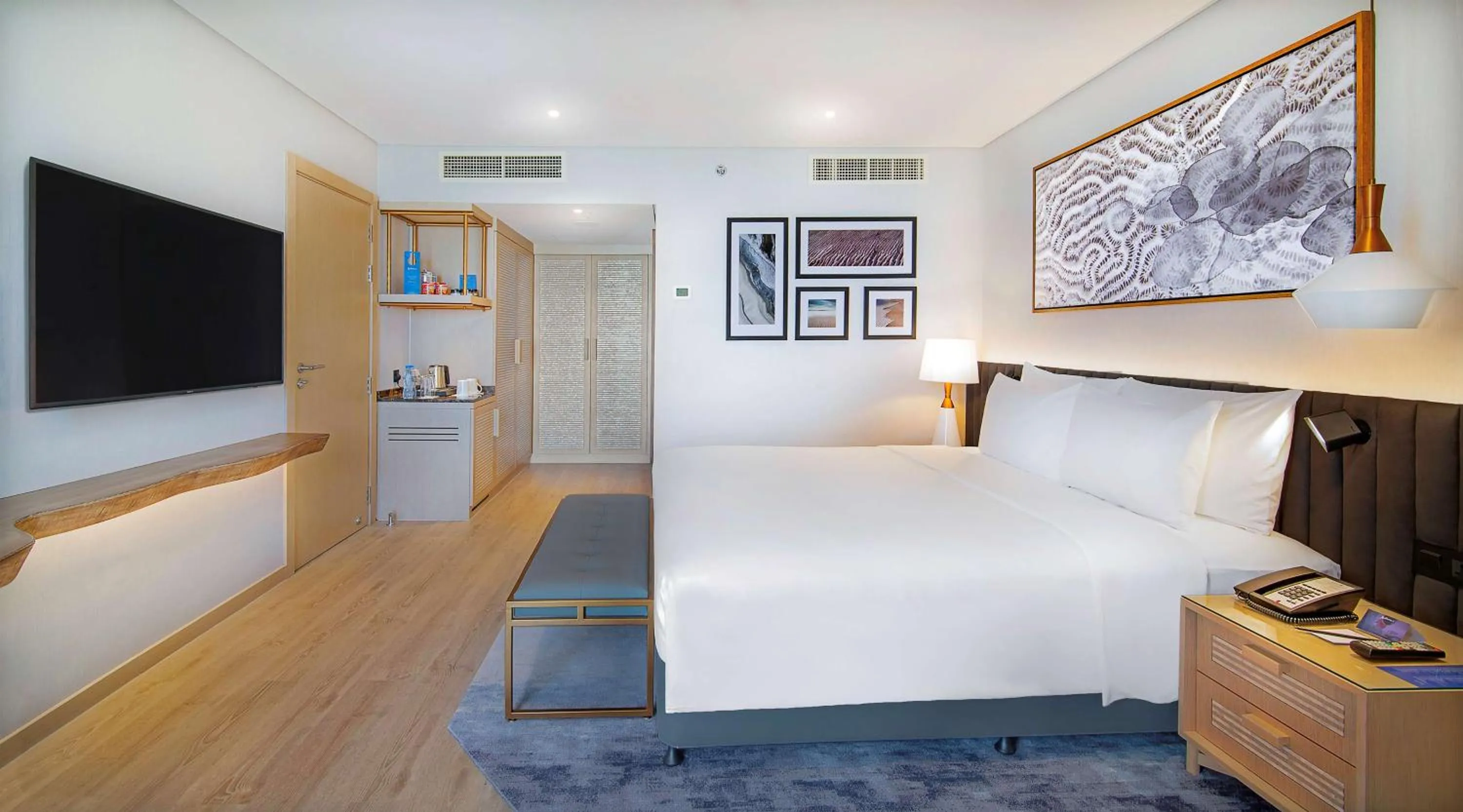 Coffee/tea facilities, Bed in Radisson Blu Hotel & Resort, Abu Dhabi Corniche