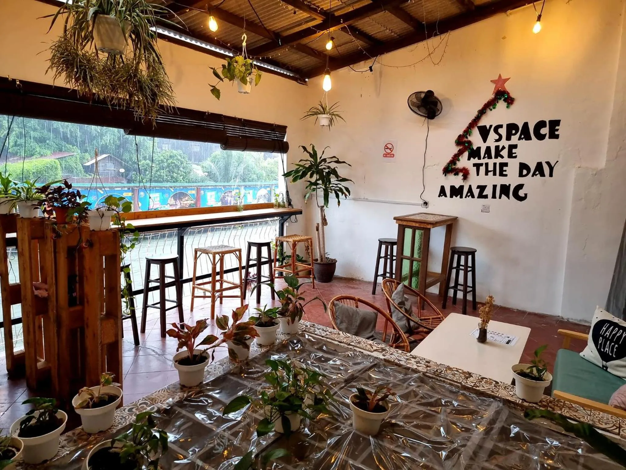 Restaurant/places to eat in Vspace Guesthouse Capsule & Cafe