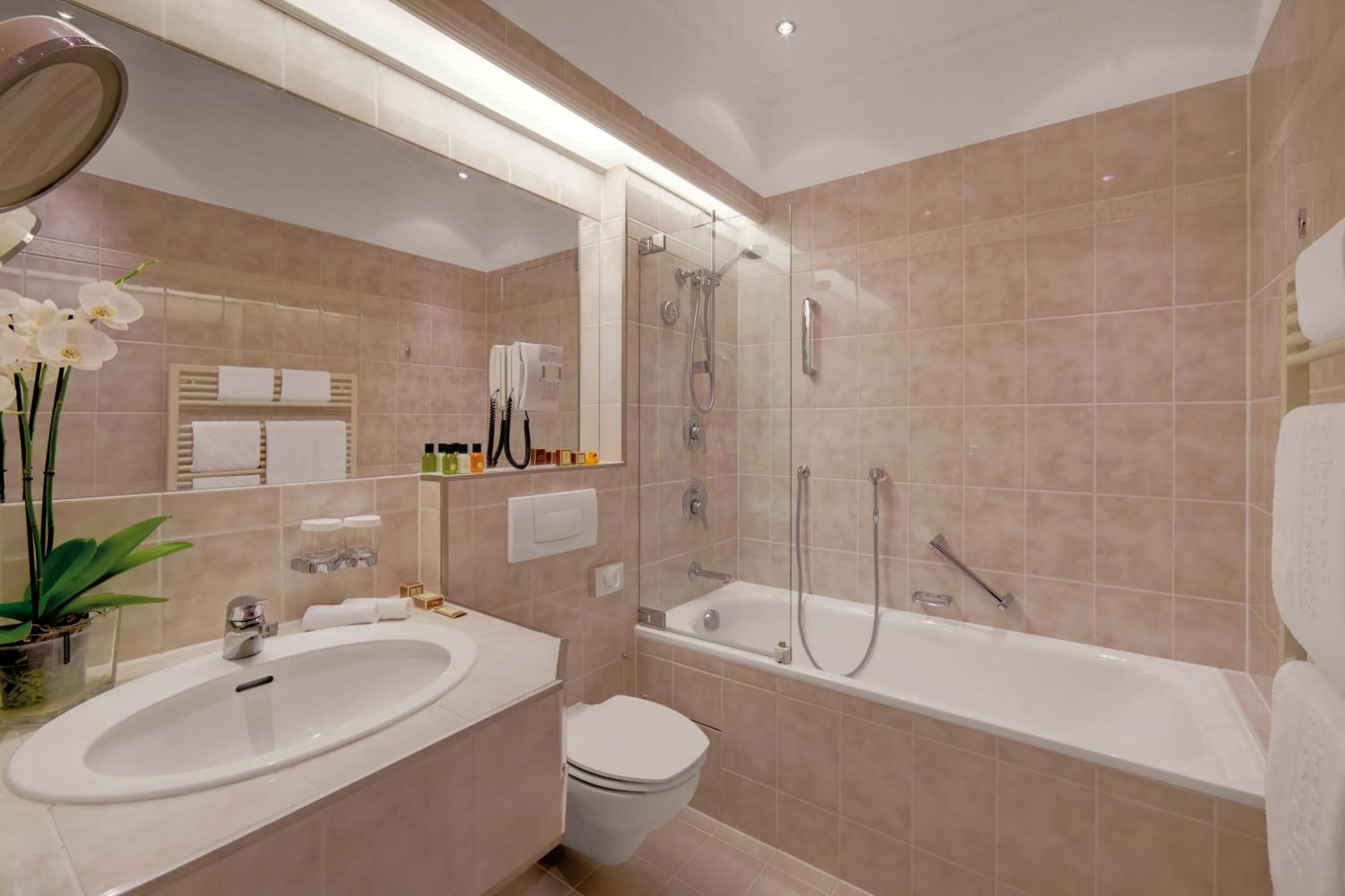 Bathroom in Hotel Europäischer Hof Heidelberg, Bestes Hotel Deutschlands in historischer Architektur