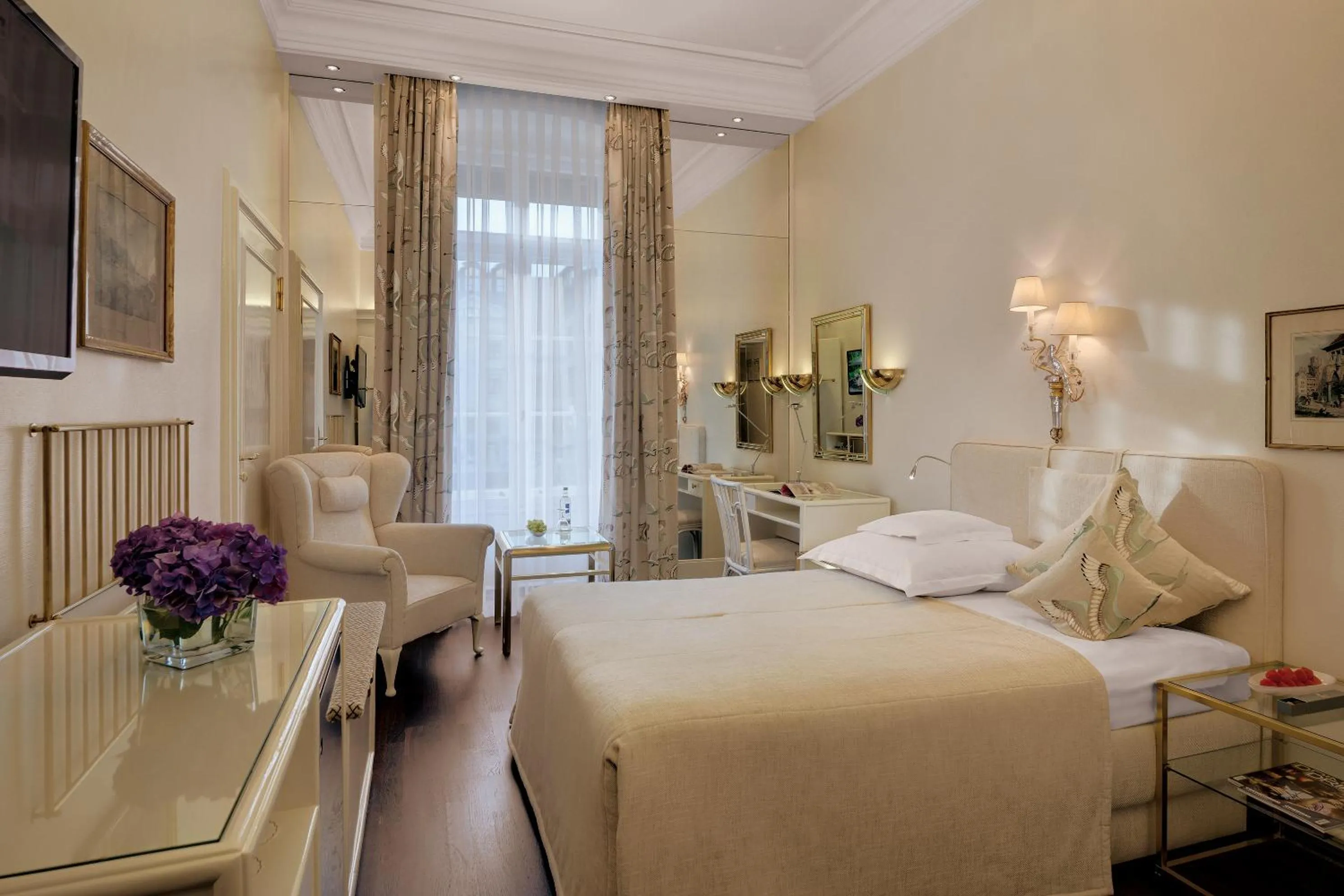 Photo of the whole room, Bed in Hotel Europäischer Hof Heidelberg, Bestes Hotel Deutschlands in historischer Architektur