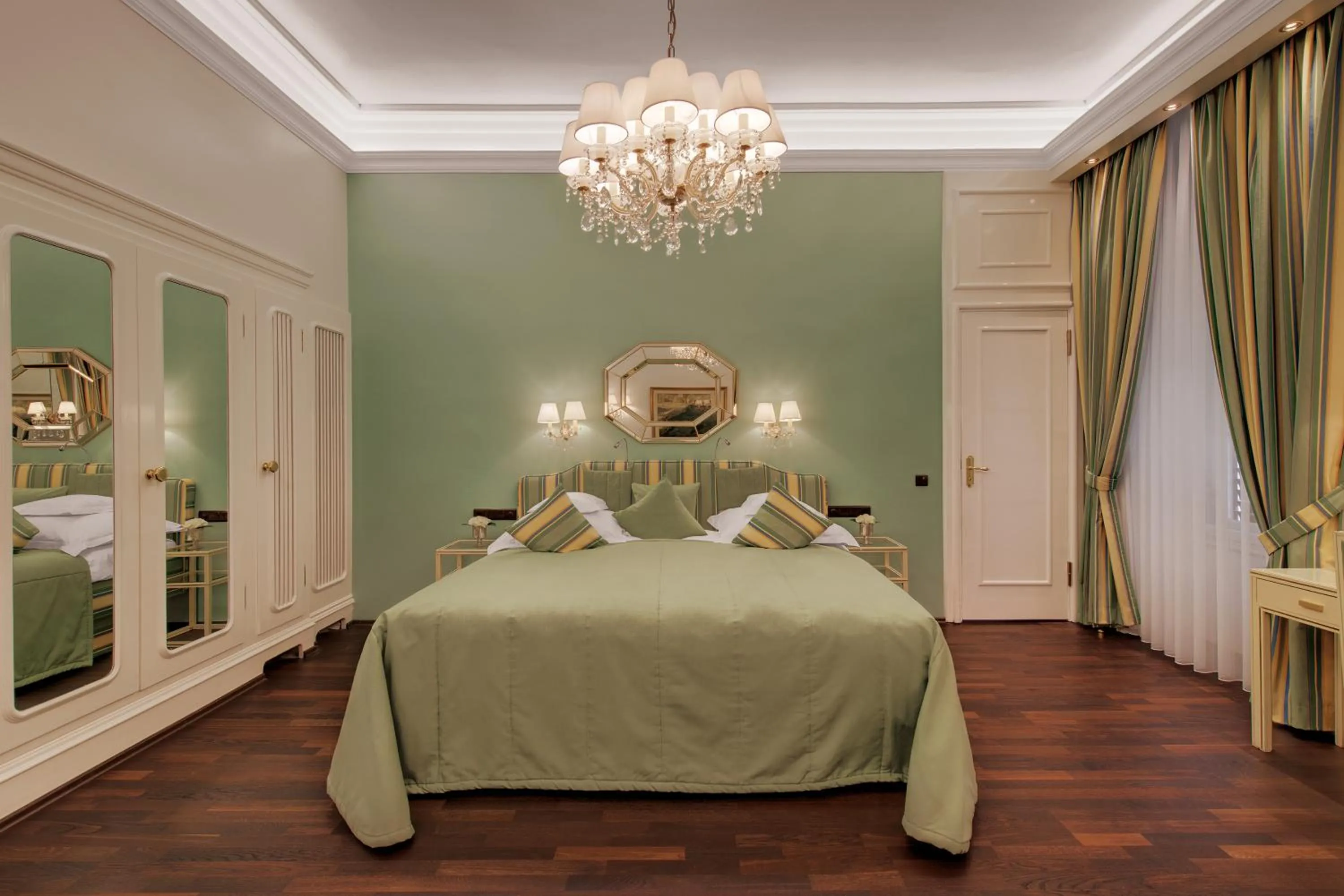 Bedroom, Bed in Hotel Europäischer Hof Heidelberg, Bestes Hotel Deutschlands in historischer Architektur