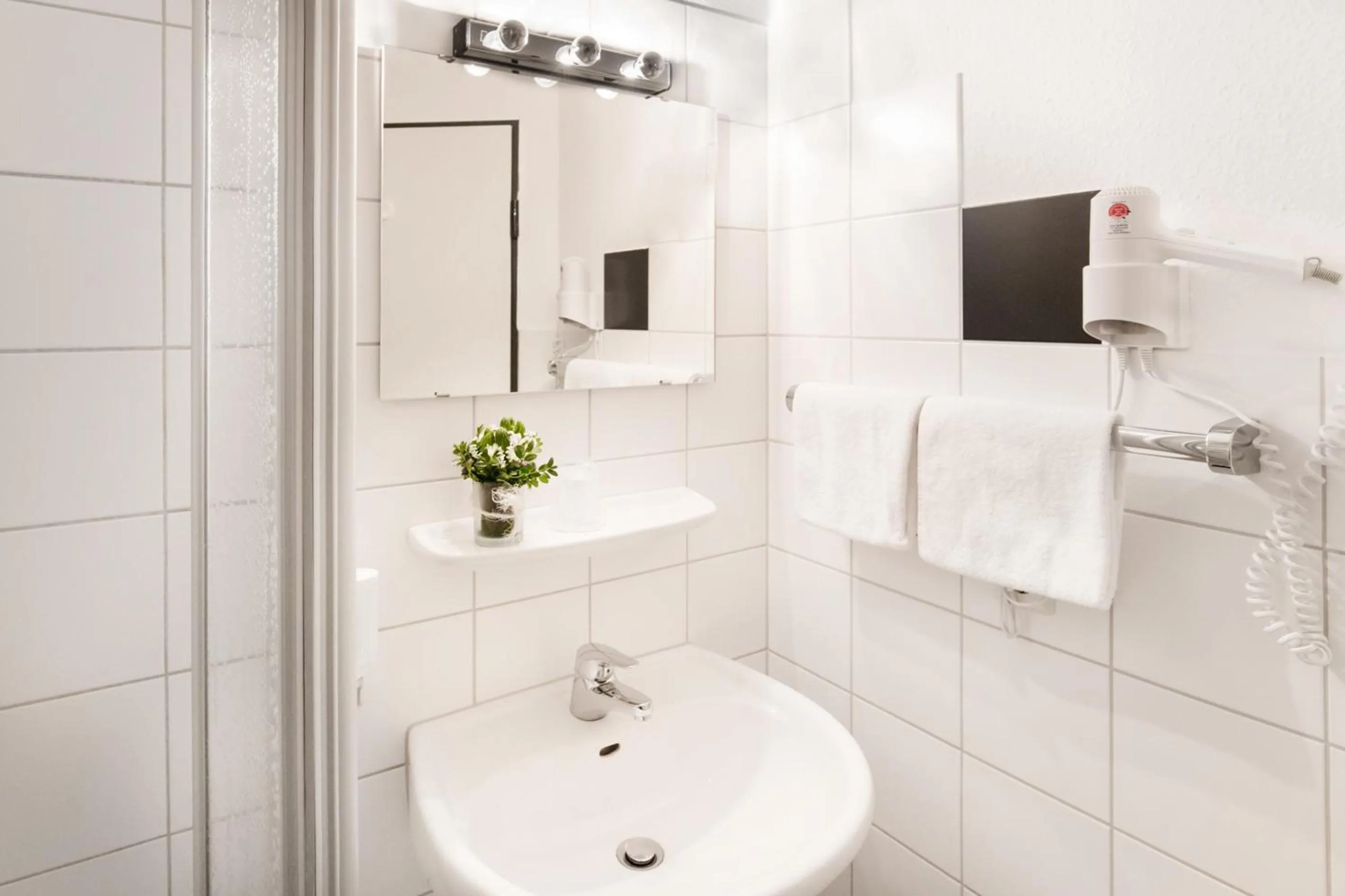 Bathroom in Montana Trend Hotel Lehrte