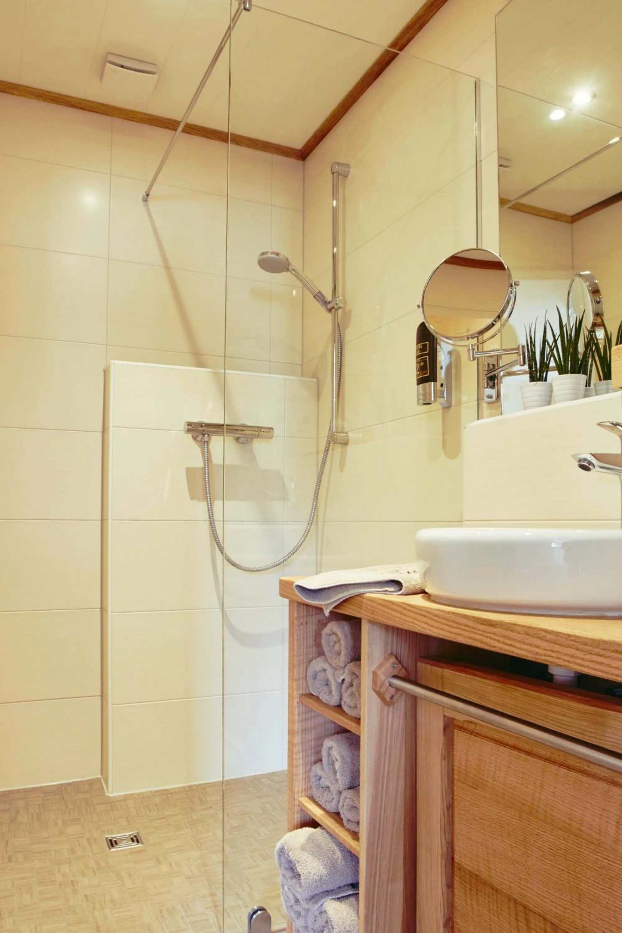 Shower in Hotel Restaurant Doppeladler