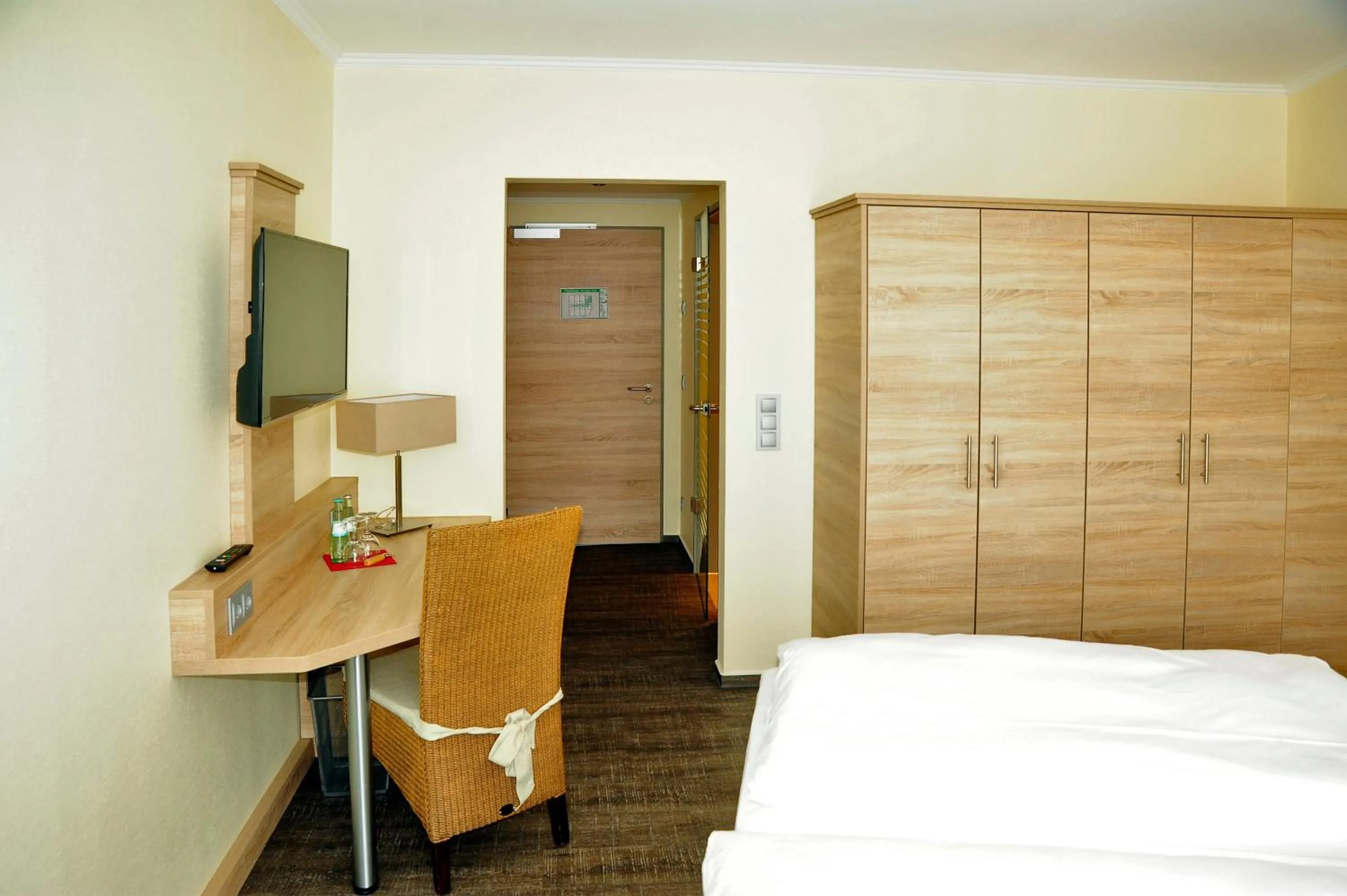 Shower, Bed in Hotel Restaurant Doppeladler