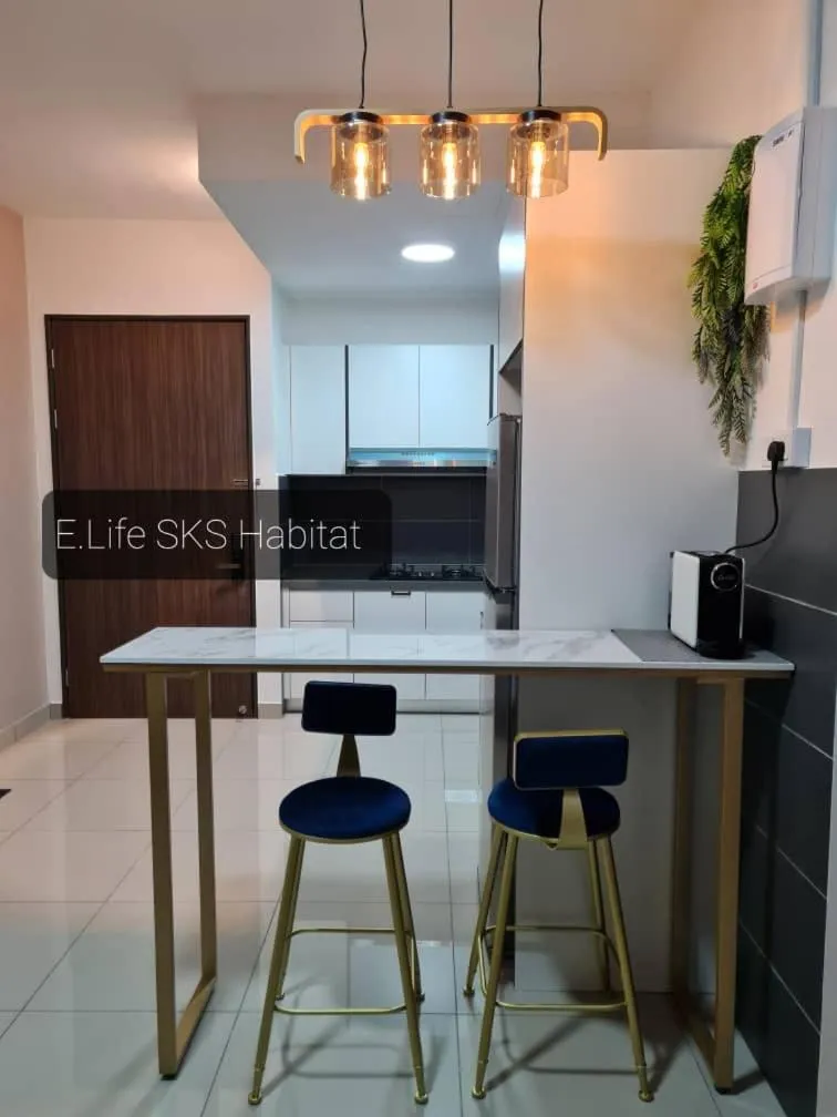 Kitchen or kitchenette in E Life SKS Habitat With WiFi Netflix