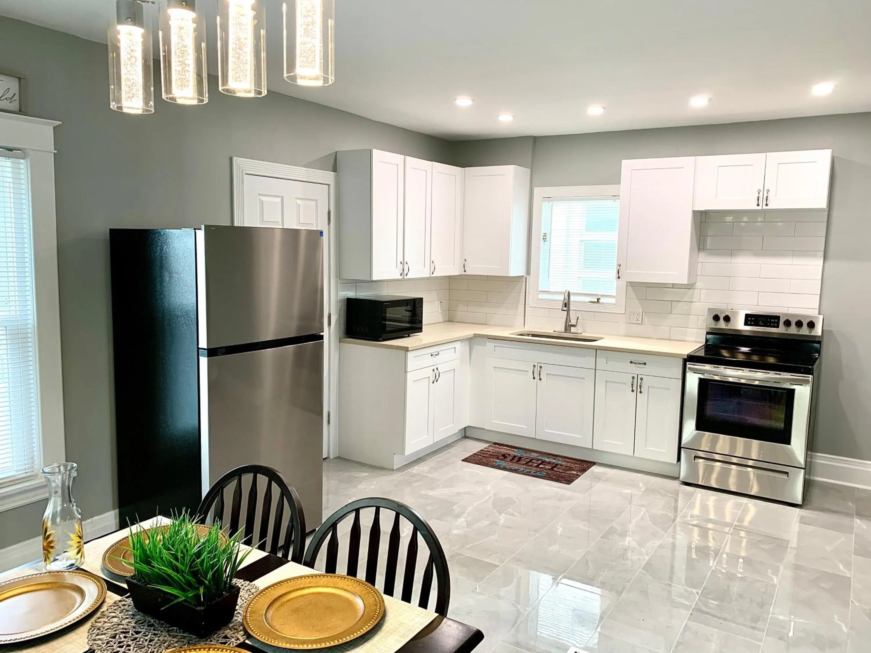 Kitchen or kitchenette in The Oakwood Cottage- With Private Yard & Parking, Minutes From Falls & Casino by Niagara Hospitality