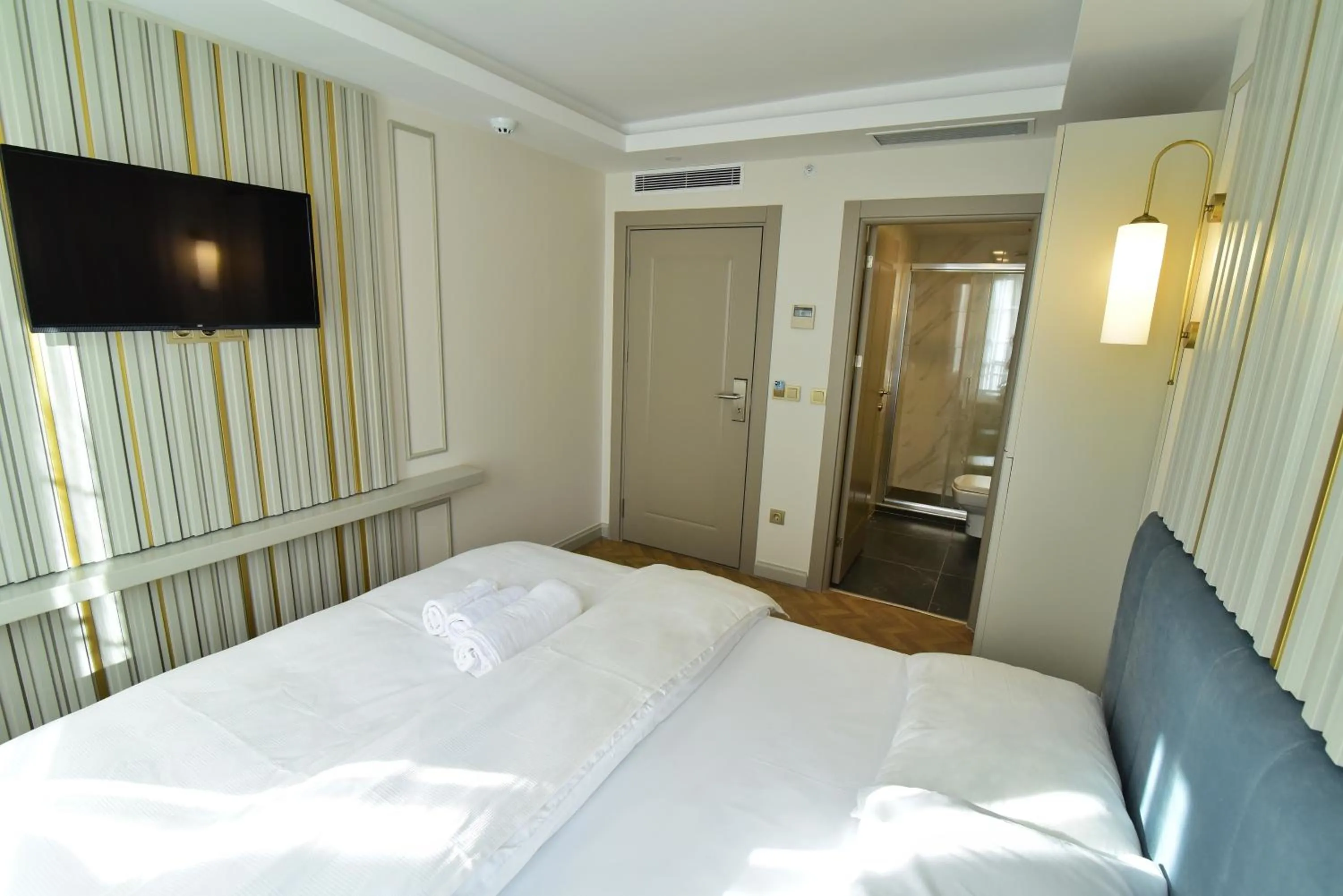 Photo of the whole room, Bed in Serai Hotel