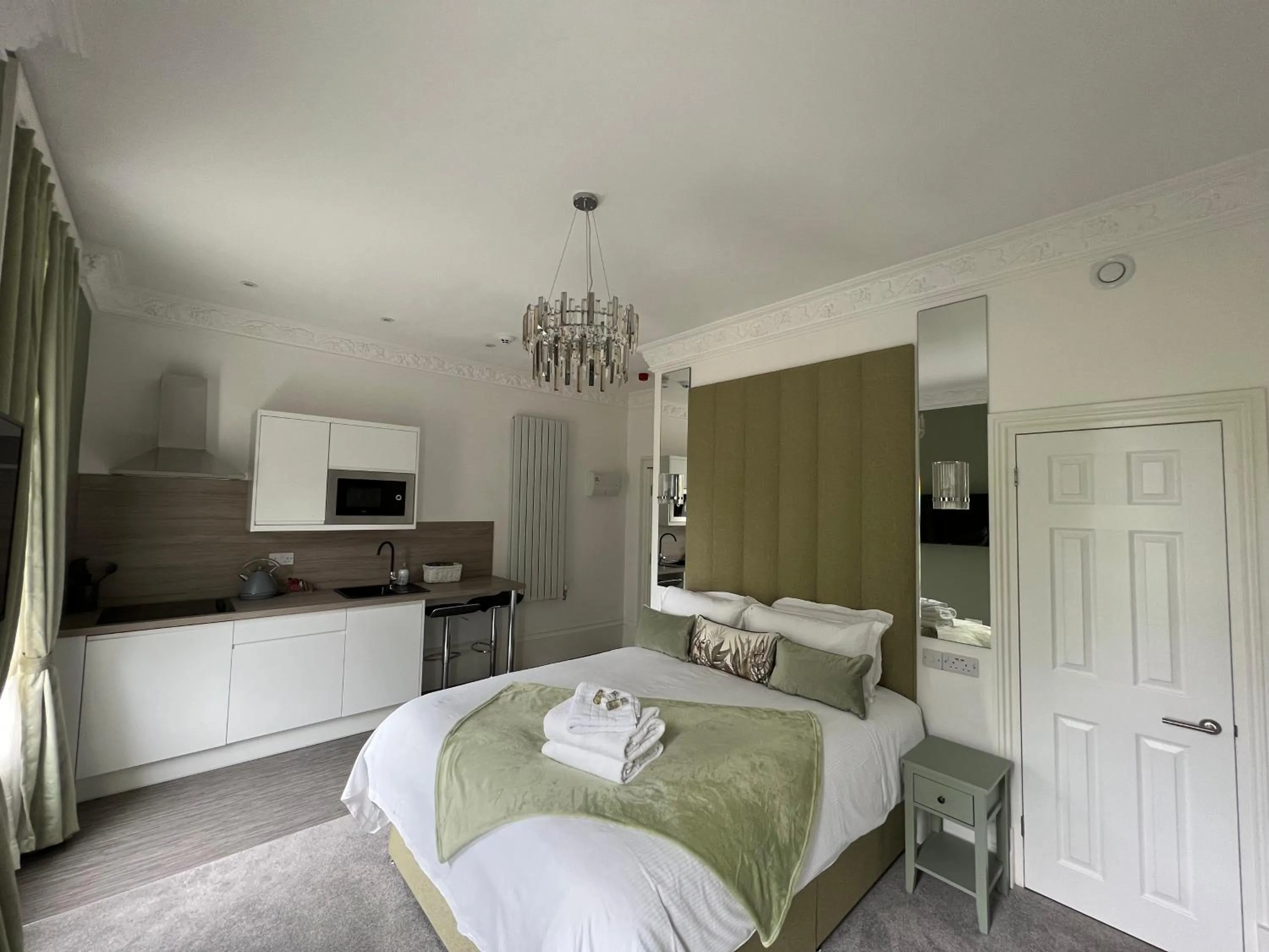 Kitchen or kitchenette, Bed in Winckley Square Residences