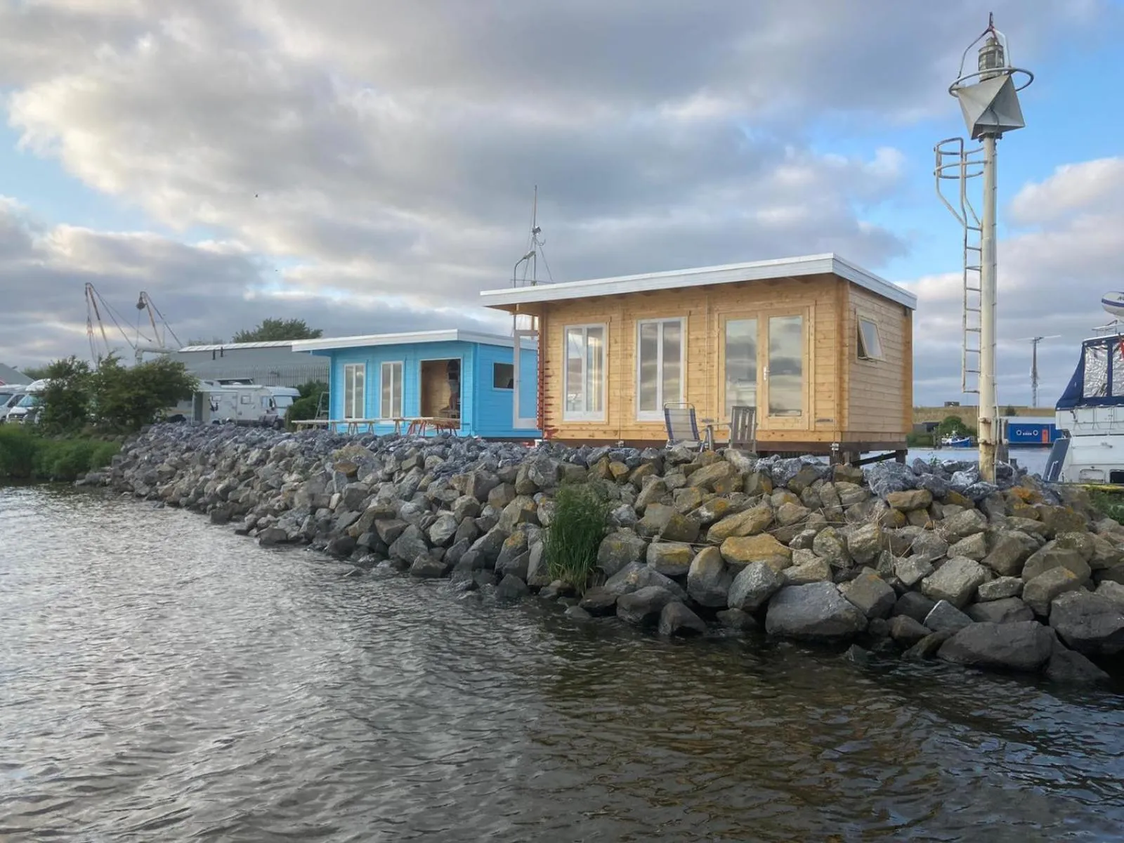 Waterhuisjes op de pier van LauwersmeerPlezier!