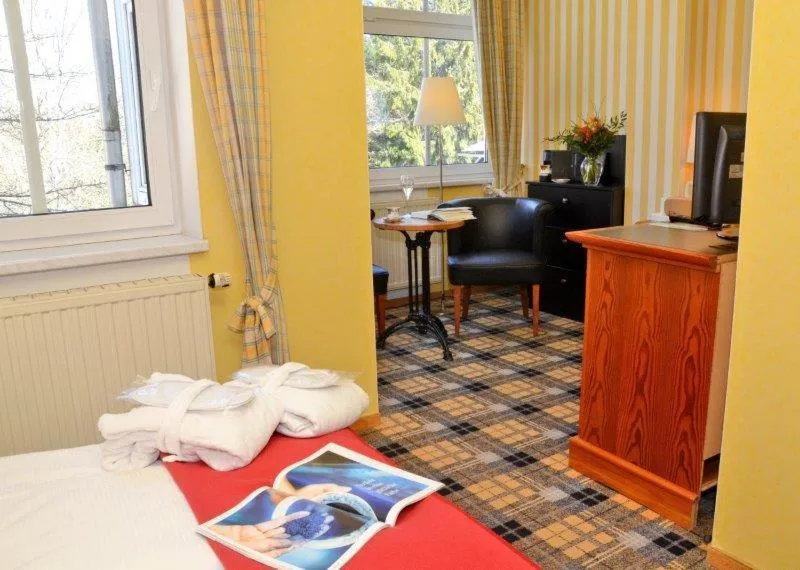 Living room, Bed in Hotel Schieferhof - GlasLUST