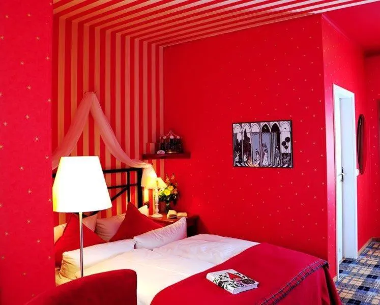 Photo of the whole room, Bed in Hotel Schieferhof - GlasLUST