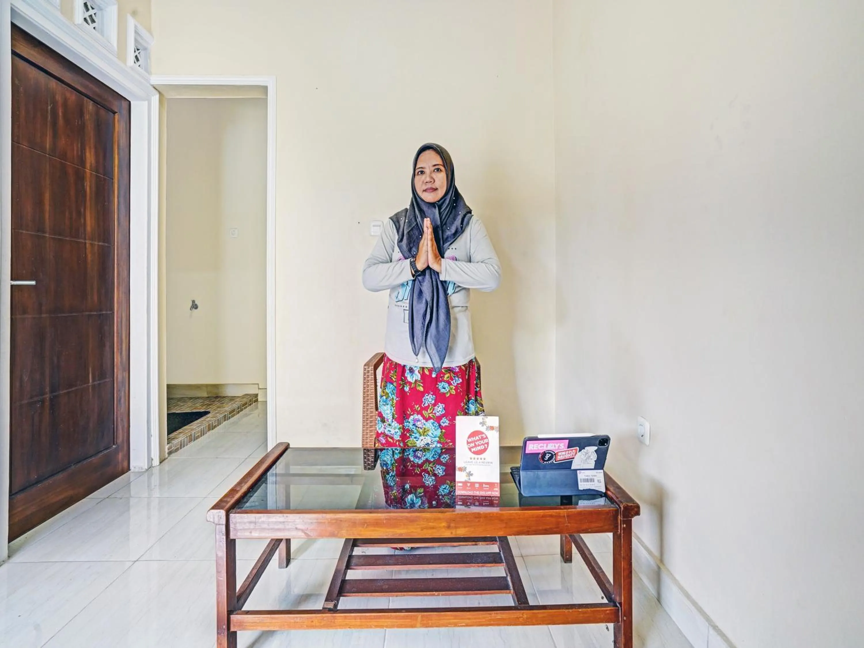 Staff in OYO 90416 Wisma Wayang Ajen Syariah