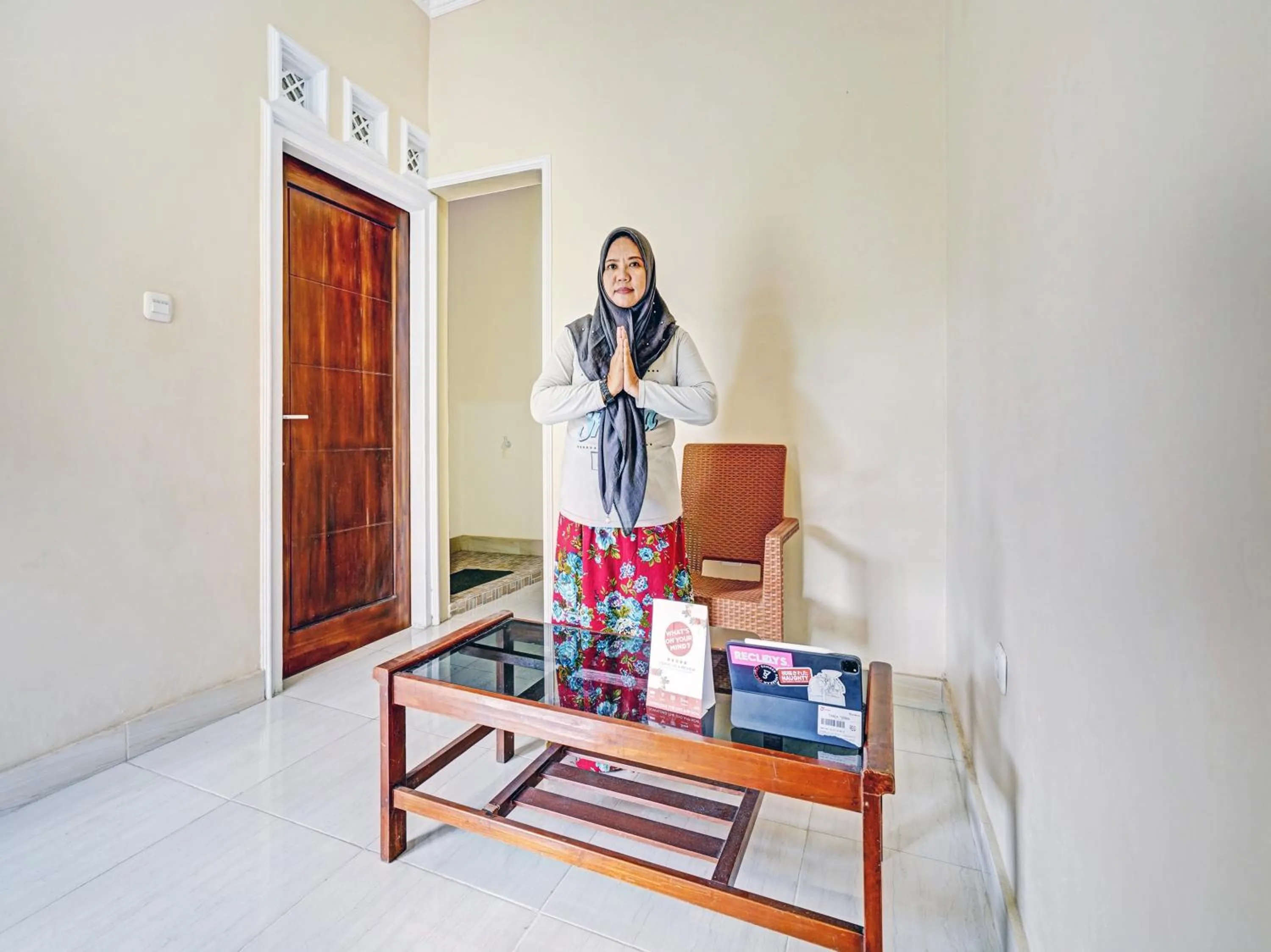 Staff in OYO 90416 Wisma Wayang Ajen Syariah