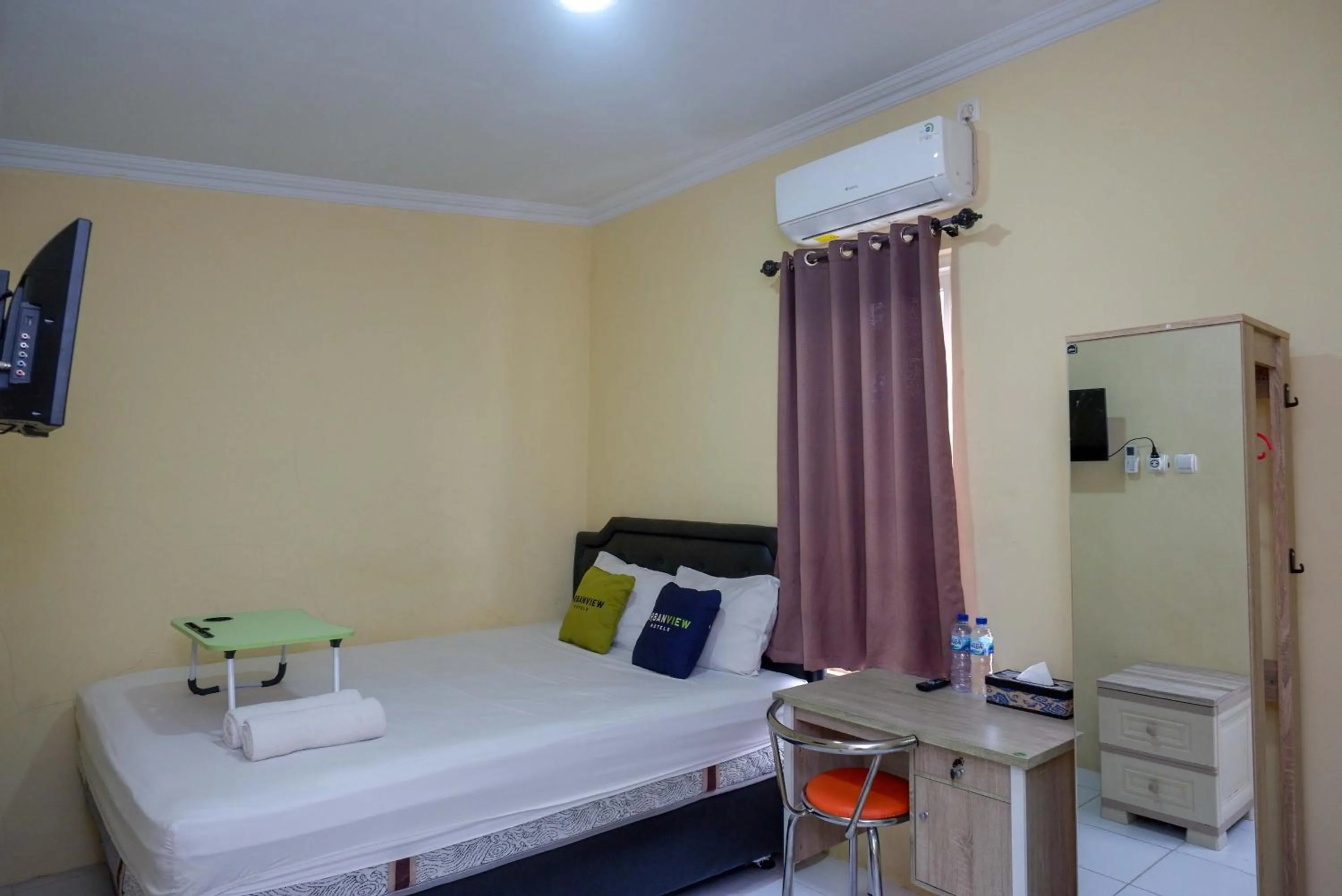 Bedroom, Bed in Urbanview Hotel Jogja City Mall