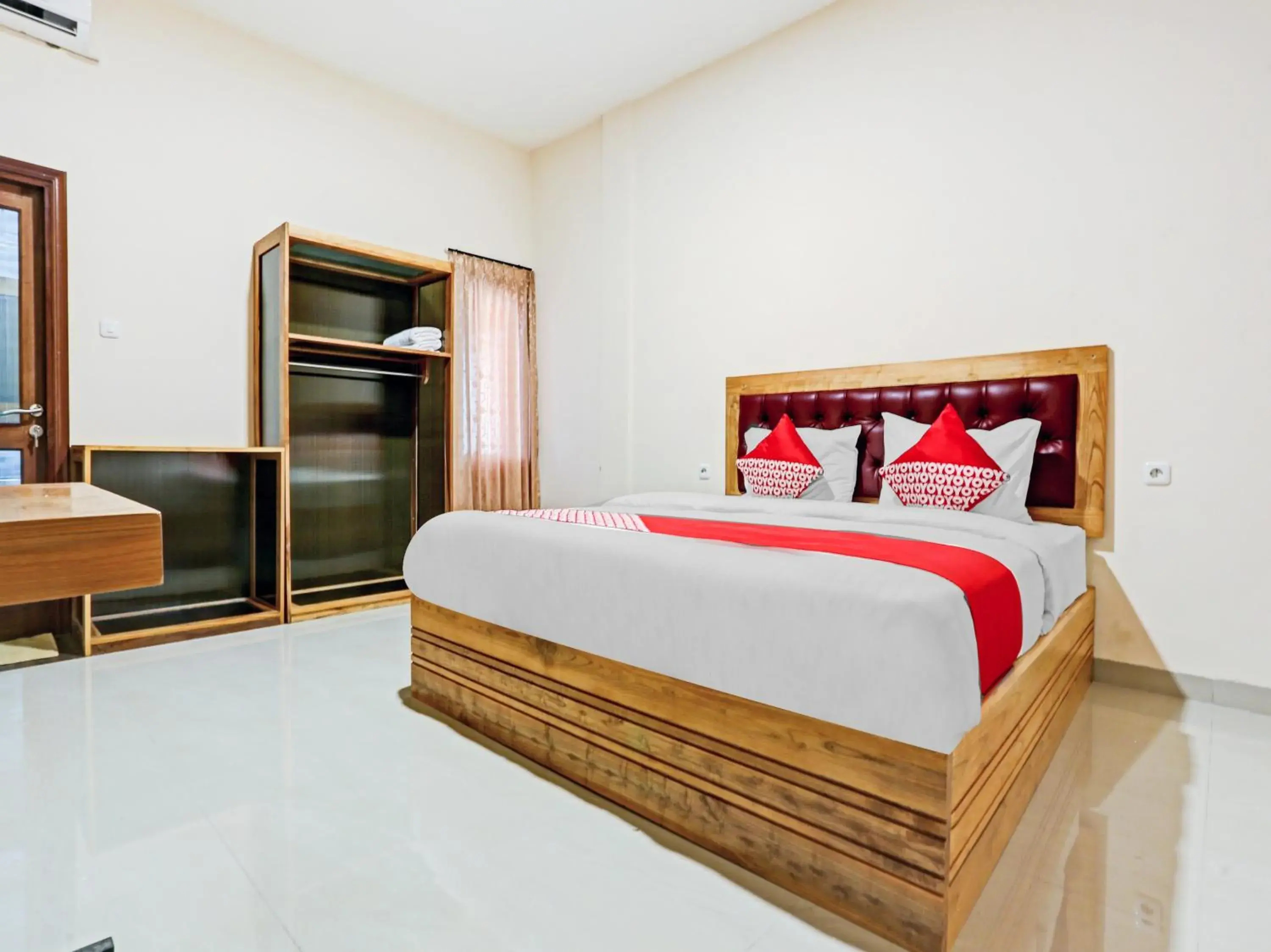 Deluxe Double Room in Capital O 90428 Remington Hotel Deluxe Double Room in Capital O 90428 Remington Hotel