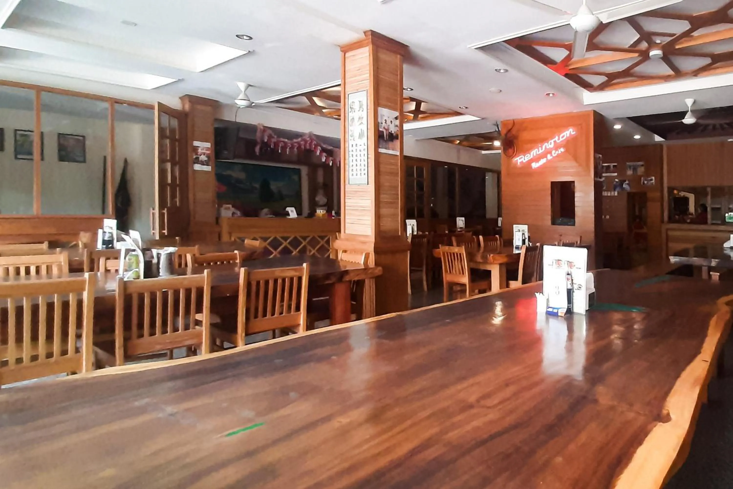 Restaurant/places to eat in Urbanview Remington Hotel Palembang By RedDoorz