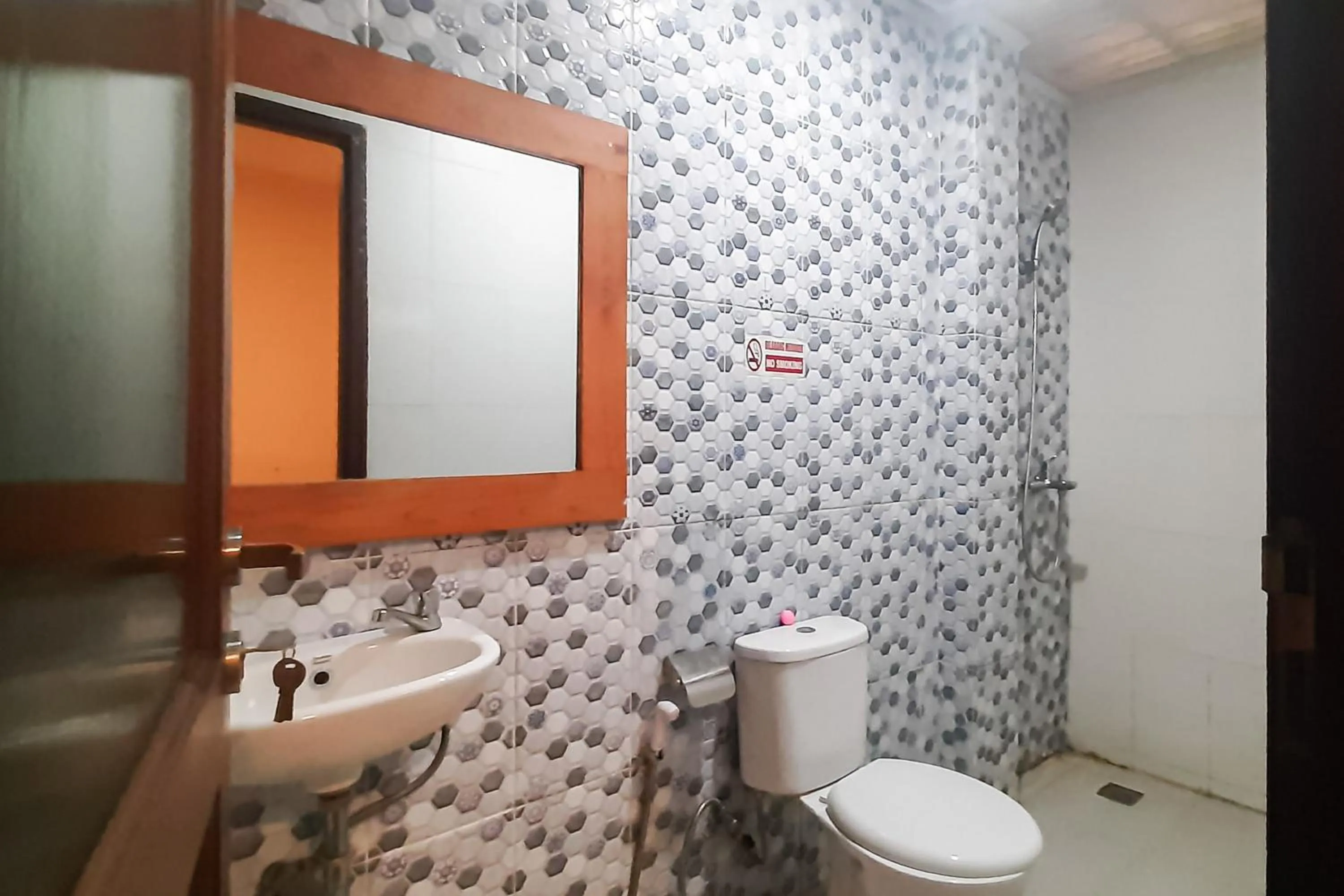 Bathroom in Urbanview Remington Hotel Palembang By RedDoorz