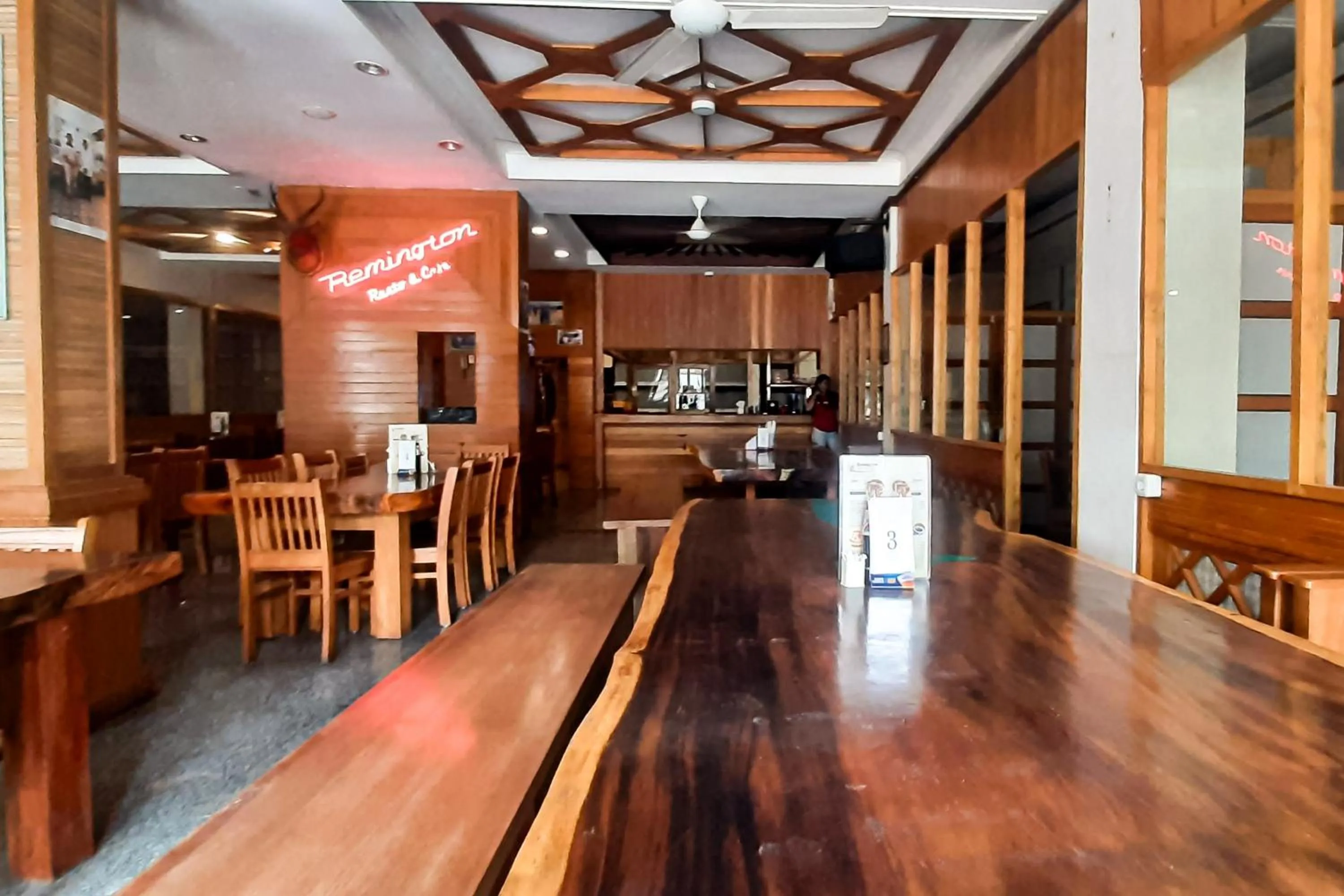 Restaurant/places to eat in Urbanview Remington Hotel Palembang By RedDoorz