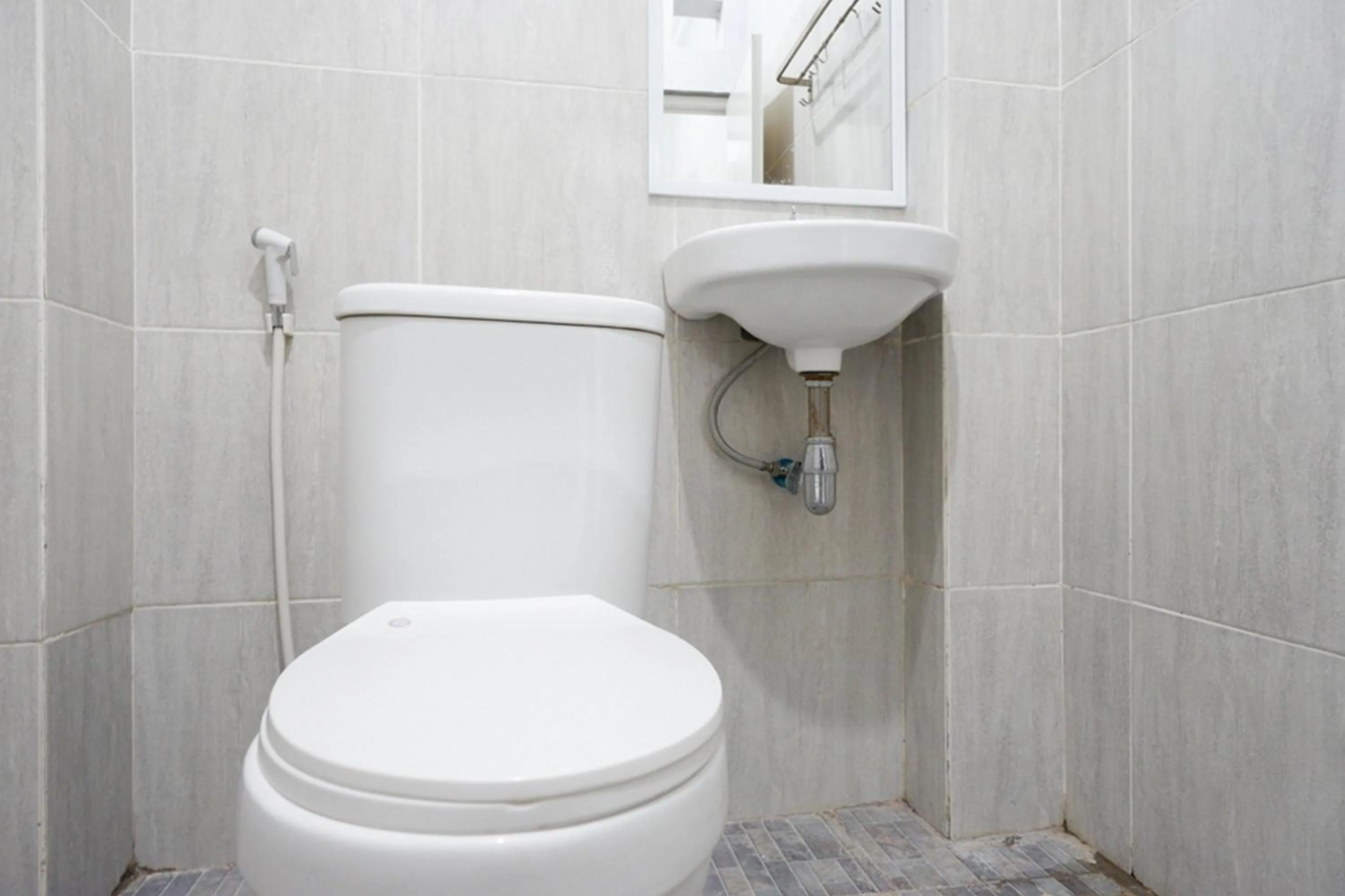 Bathroom in RedDoorz near Jalan Adi Sucipto Solo