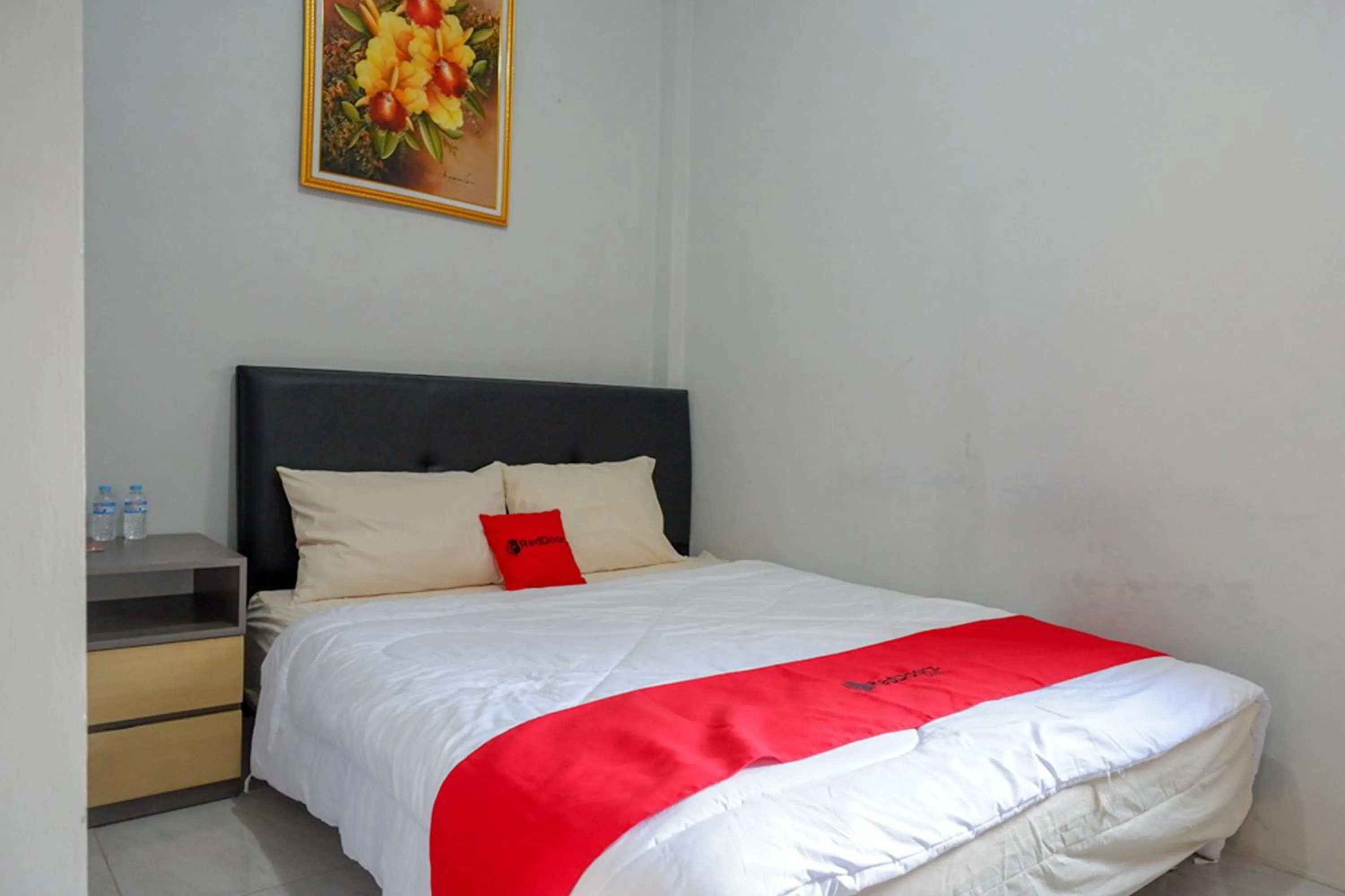 Bedroom, Bed in RedDoorz near Jalan Adi Sucipto Solo