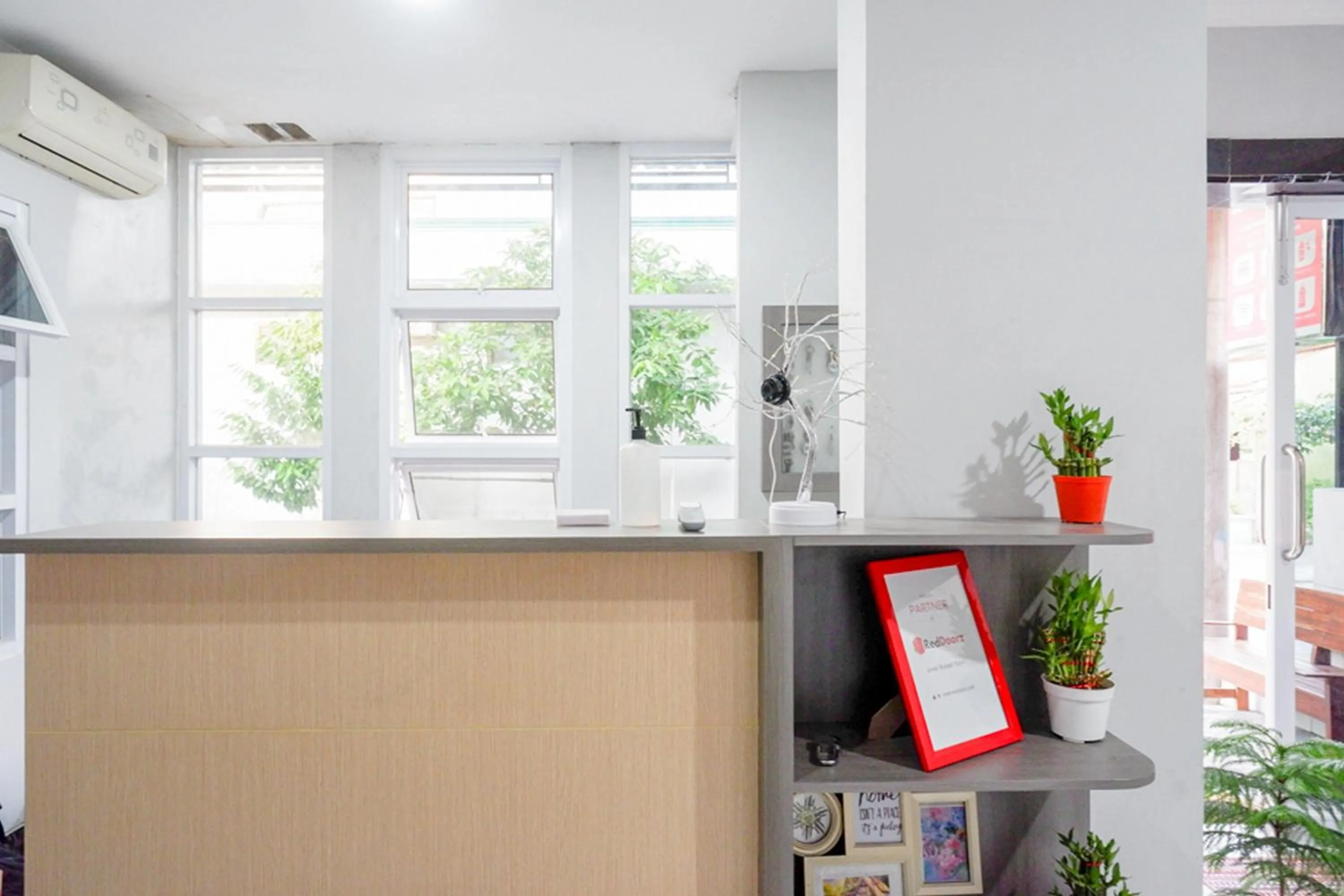 Lobby or reception in RedDoorz near Jalan Adi Sucipto Solo