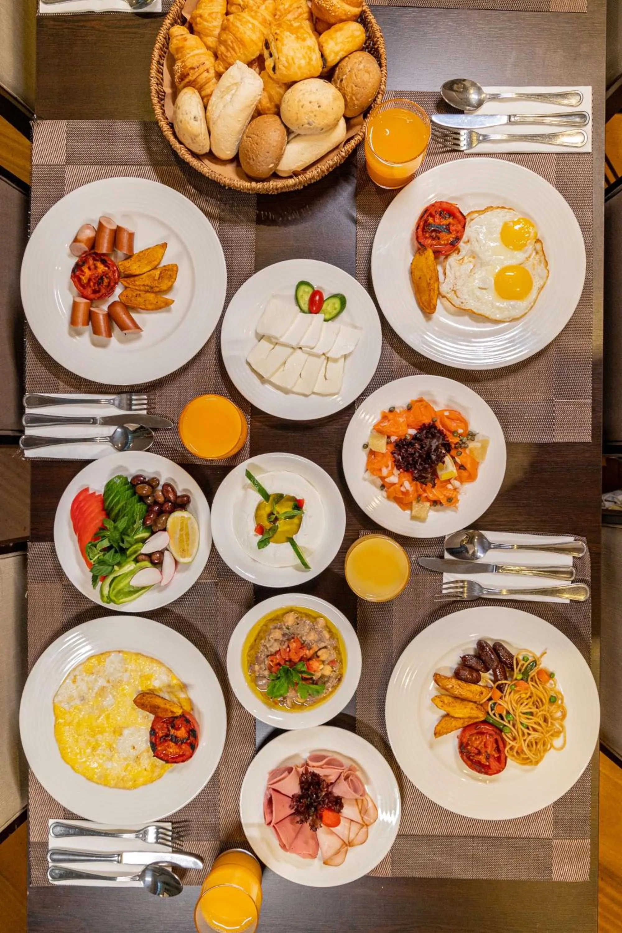 Food and drinks in Radisson Blu Martinez Beirut