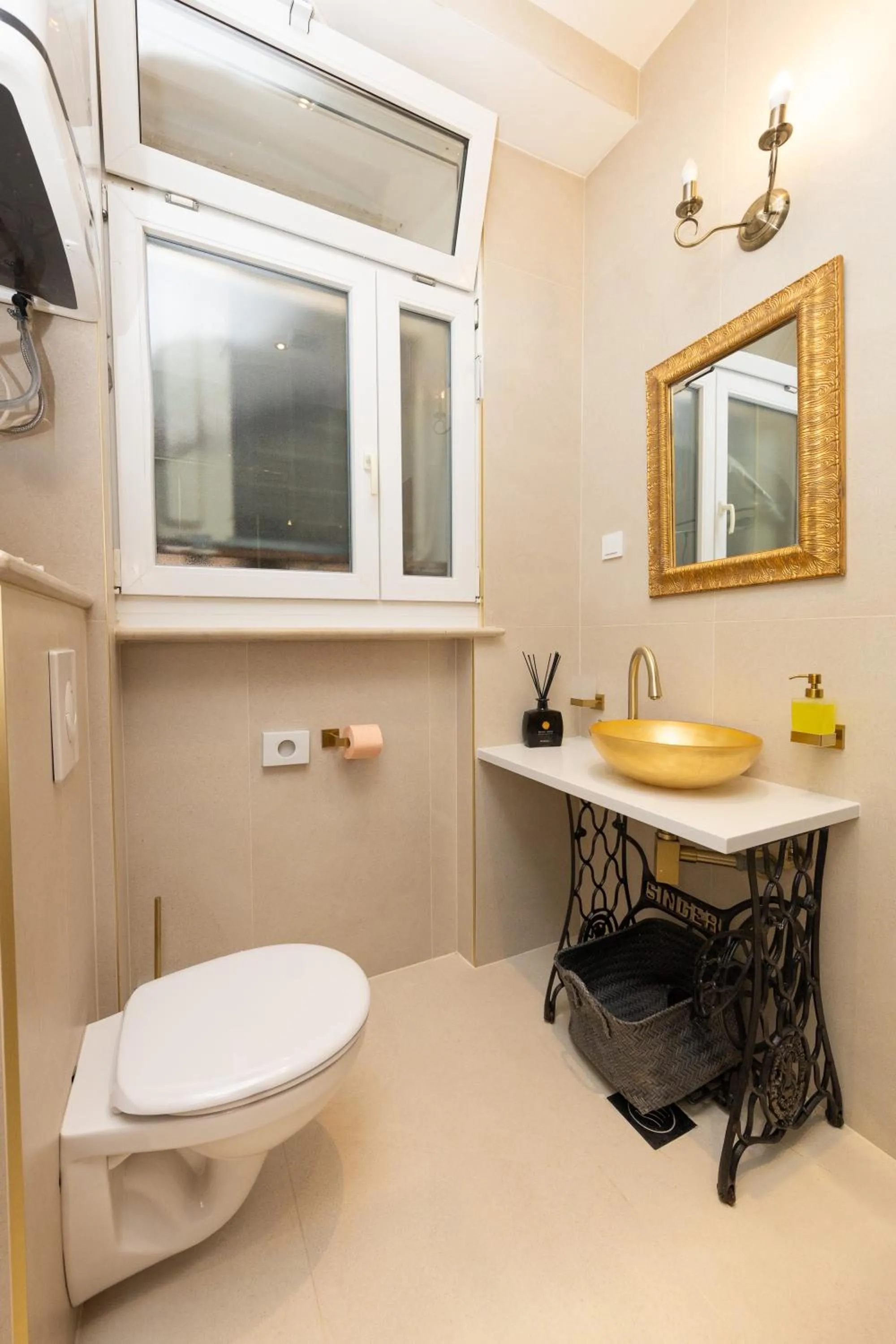 Amoret Apartments