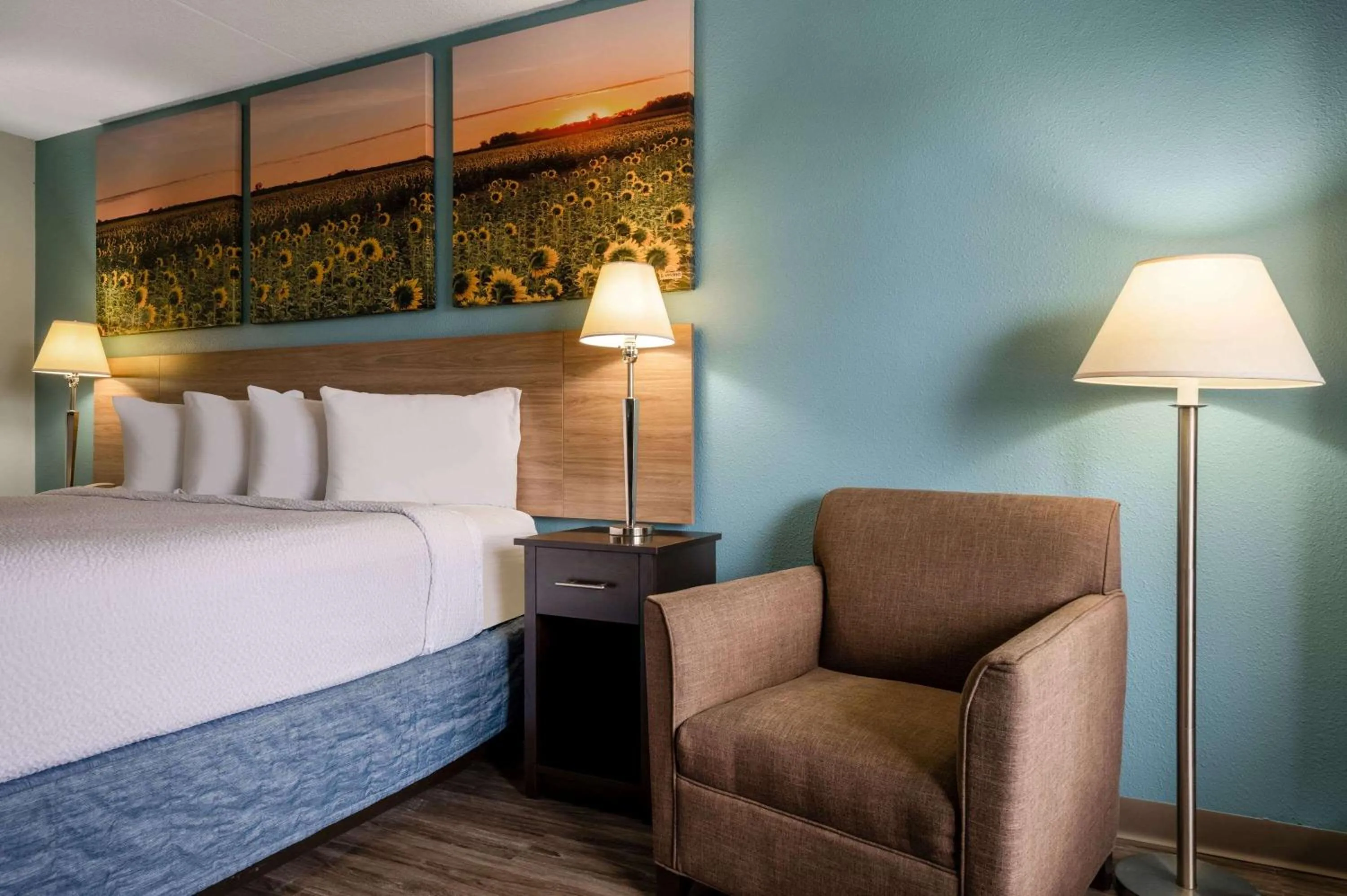 Photo of the whole room, Bed in Days Inn by Wyndham Perrysburg Toledo