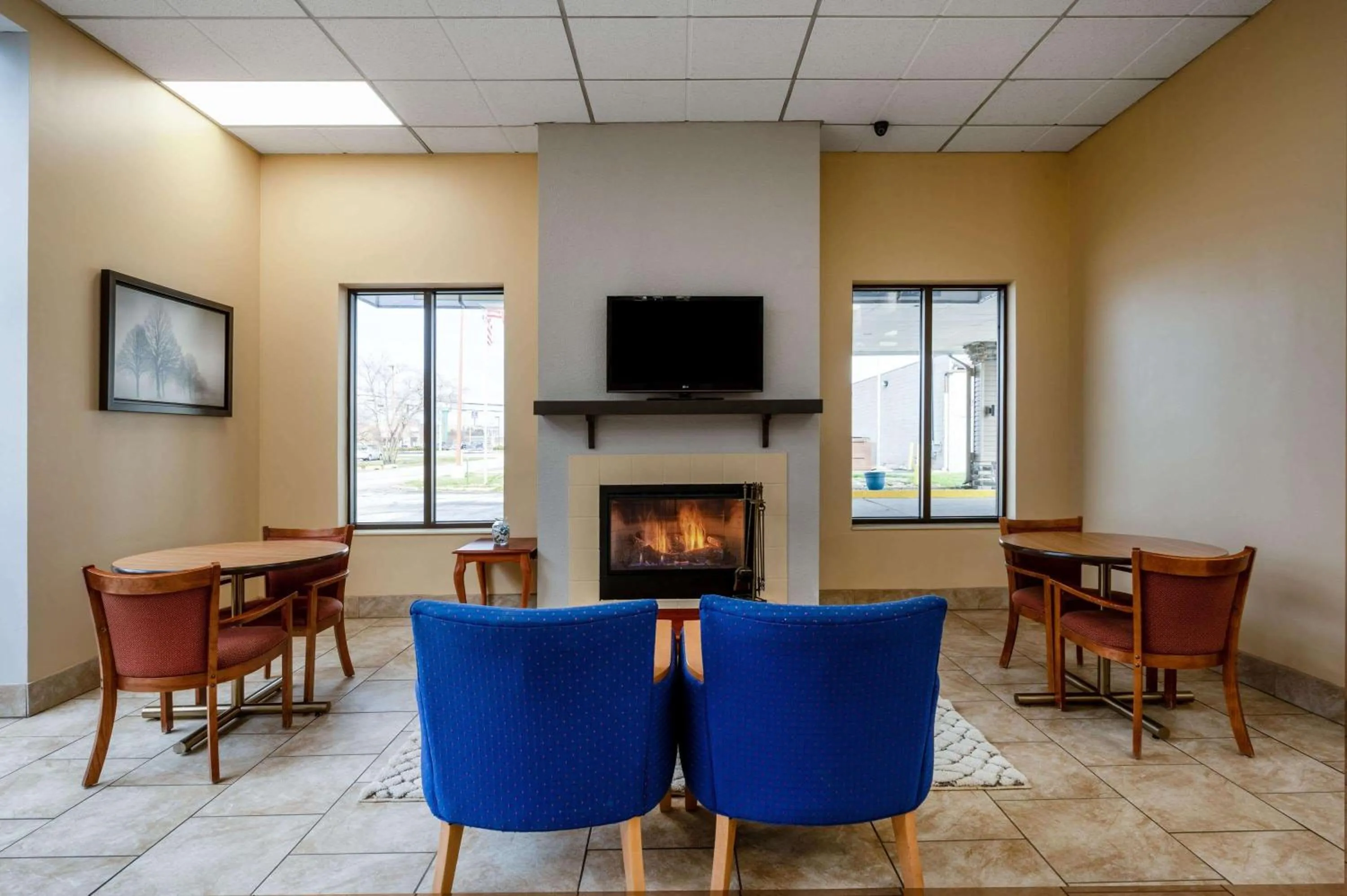 Lobby or reception in Days Inn by Wyndham Perrysburg Toledo
