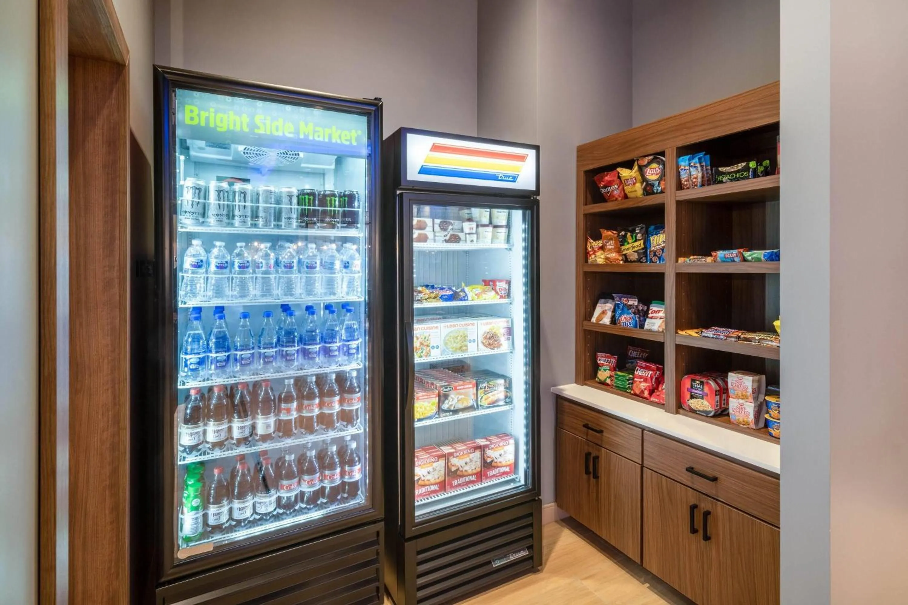 Food and drinks in La Quinta Inn & Suites by Wyndham Nashville Downtown Stadium