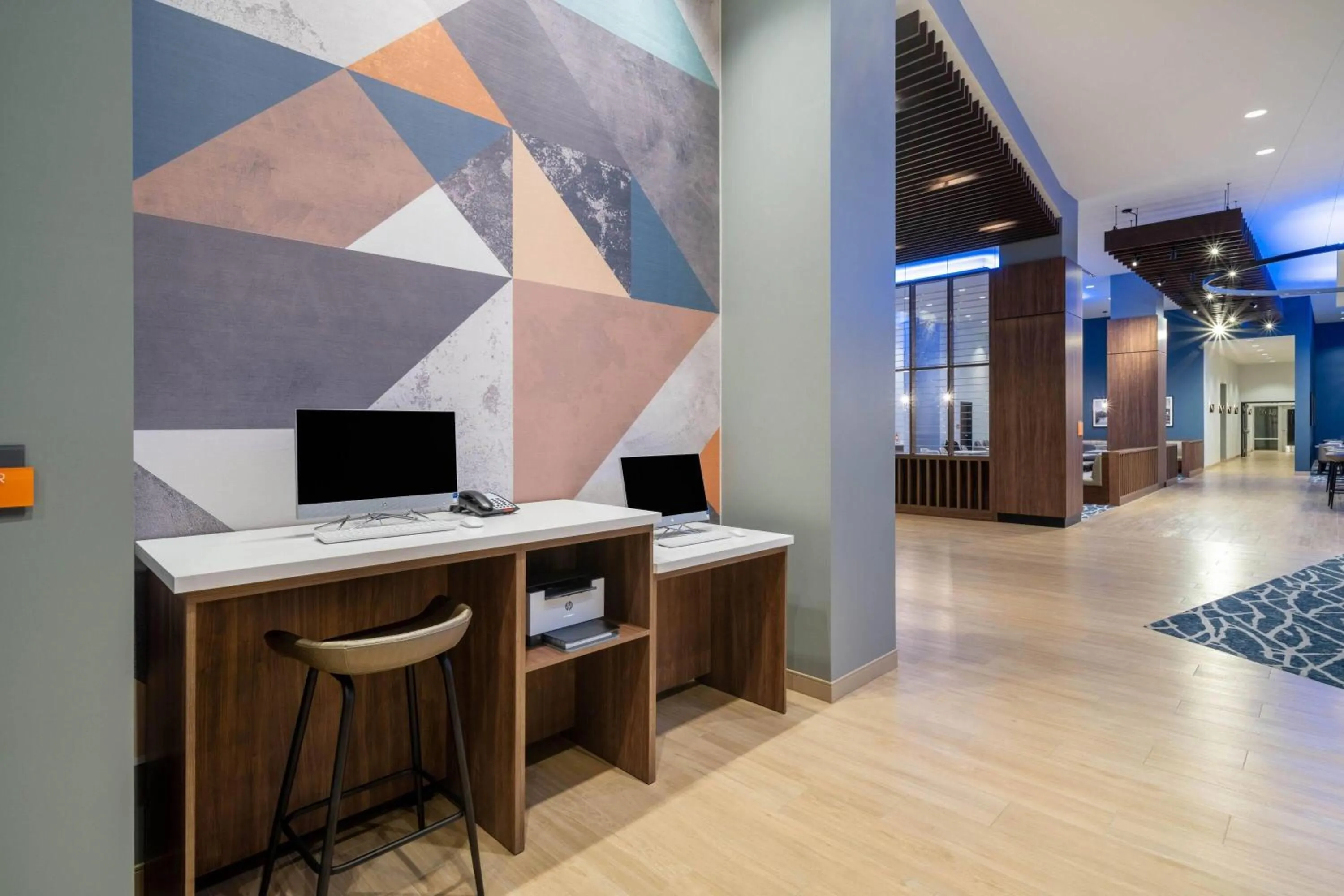 Business facilities in La Quinta Inn & Suites by Wyndham Nashville Downtown Stadium