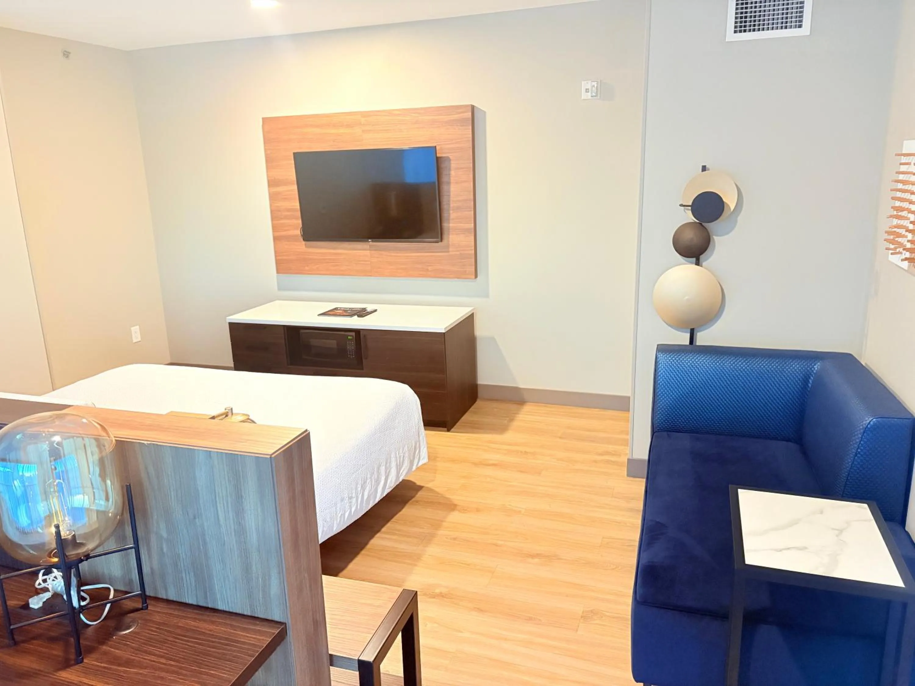 La Quinta Inn & Suites by Wyndham Nashville Downtown Stadium