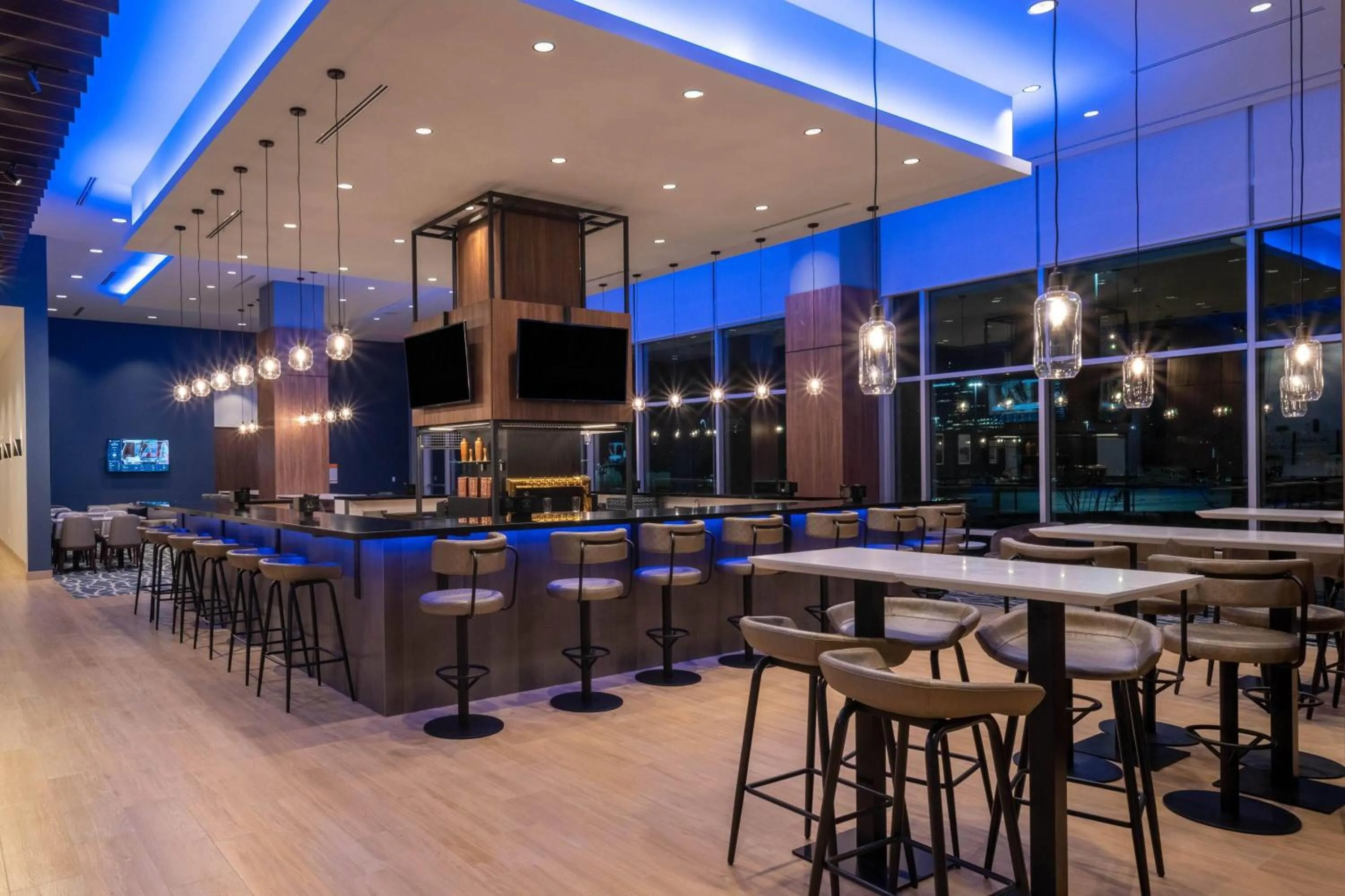 Lounge or bar in La Quinta Inn & Suites by Wyndham Nashville Downtown Stadium