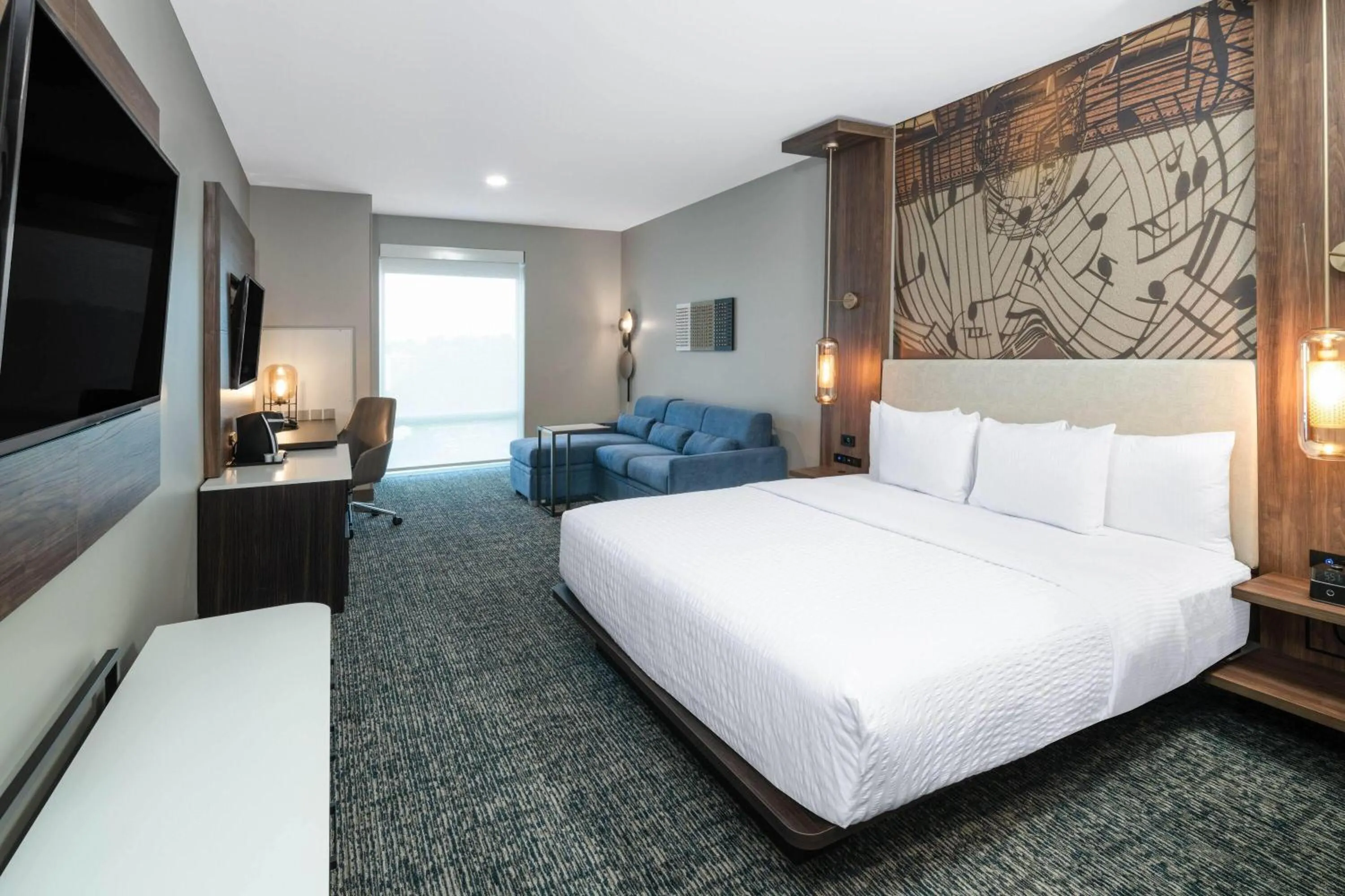 Photo of the whole room, Bed in La Quinta Inn & Suites by Wyndham Nashville Downtown Stadium