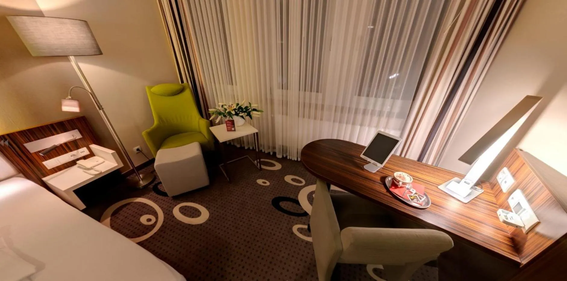 Seating area, Bed in Business-Hotel Artes