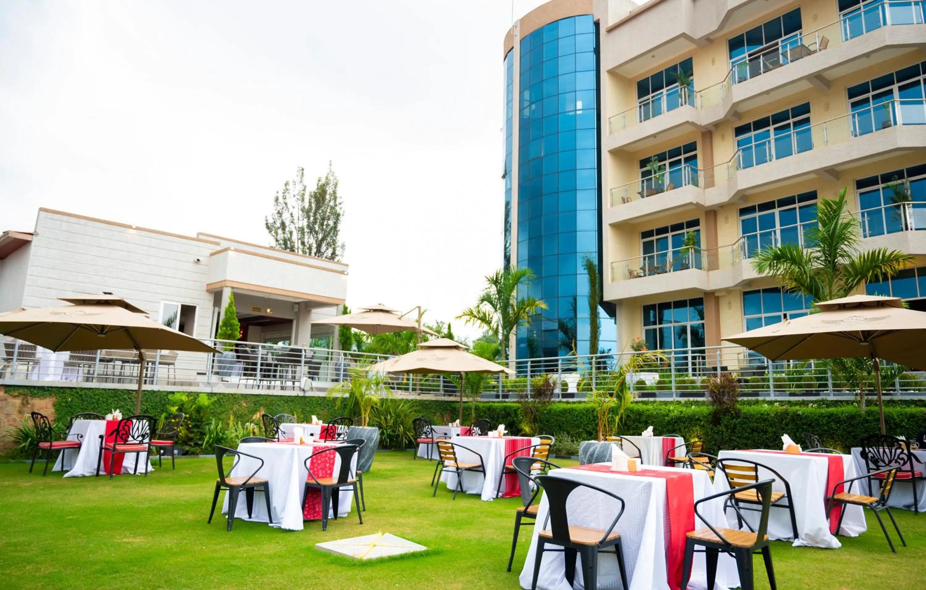 Restaurant/places to eat in Madras Hotel and Apartments