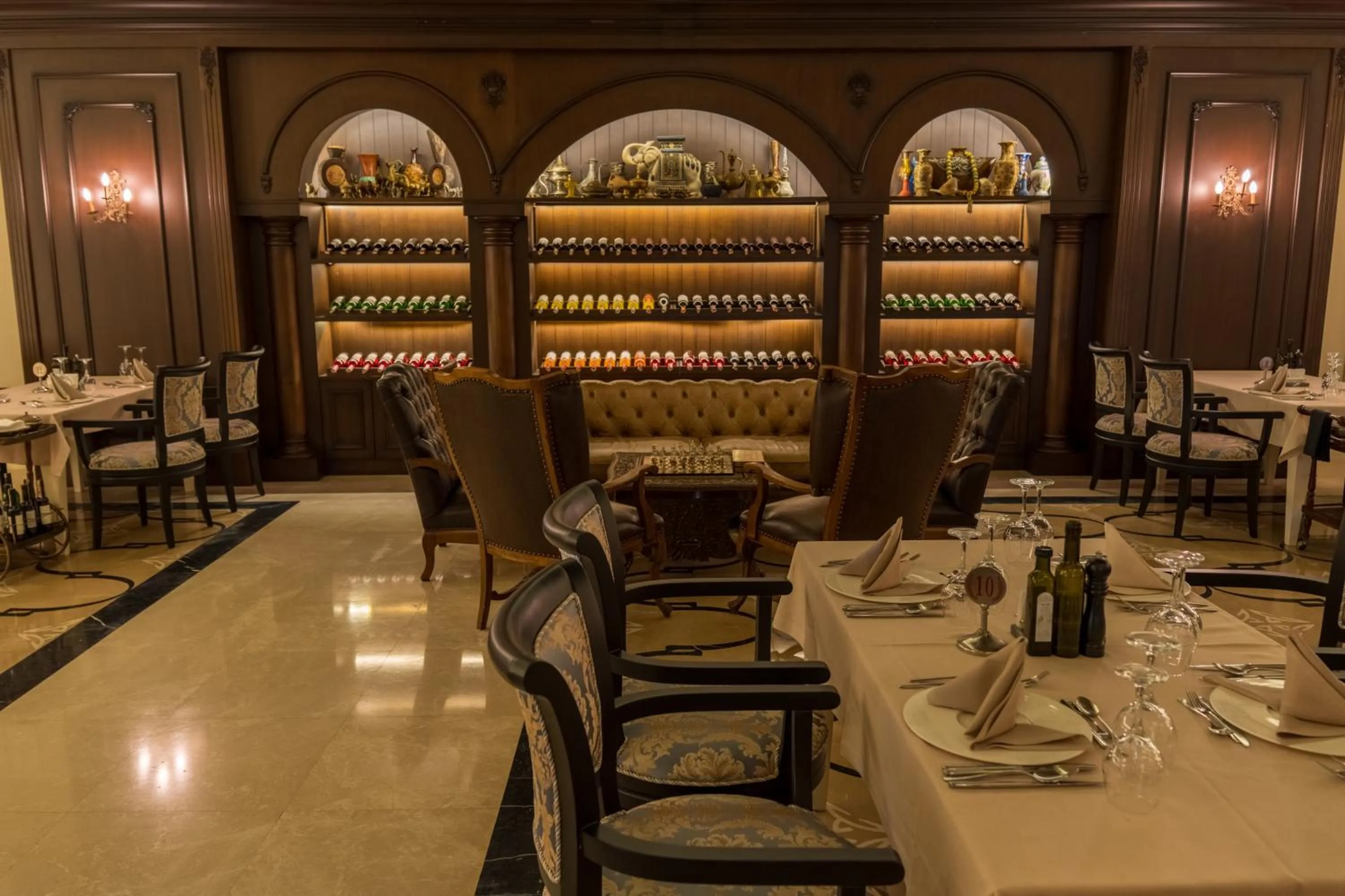 Restaurant/places to eat in Castival Hotel