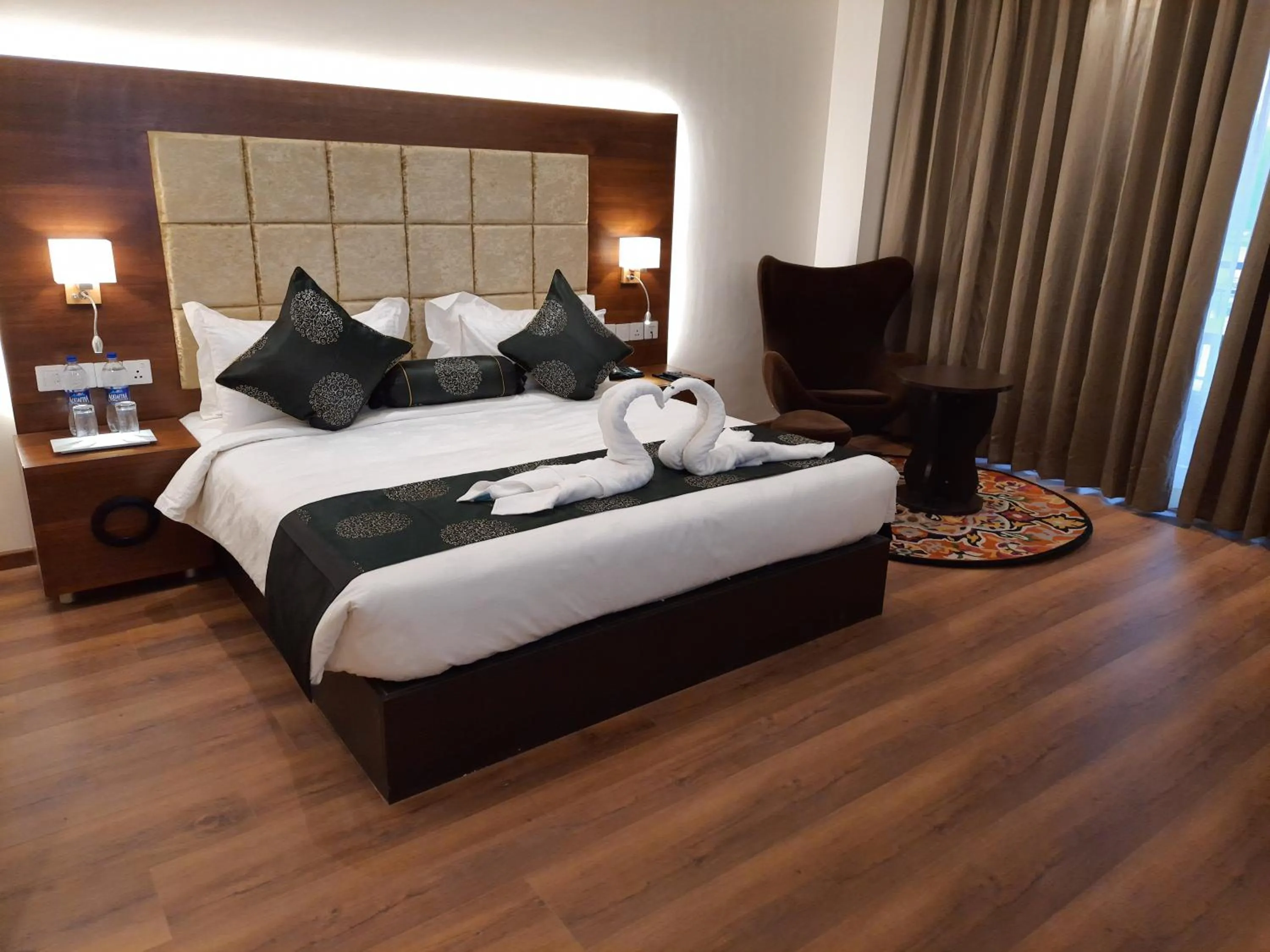 Photo of the whole room, Bed in Jay Clarks Exotica