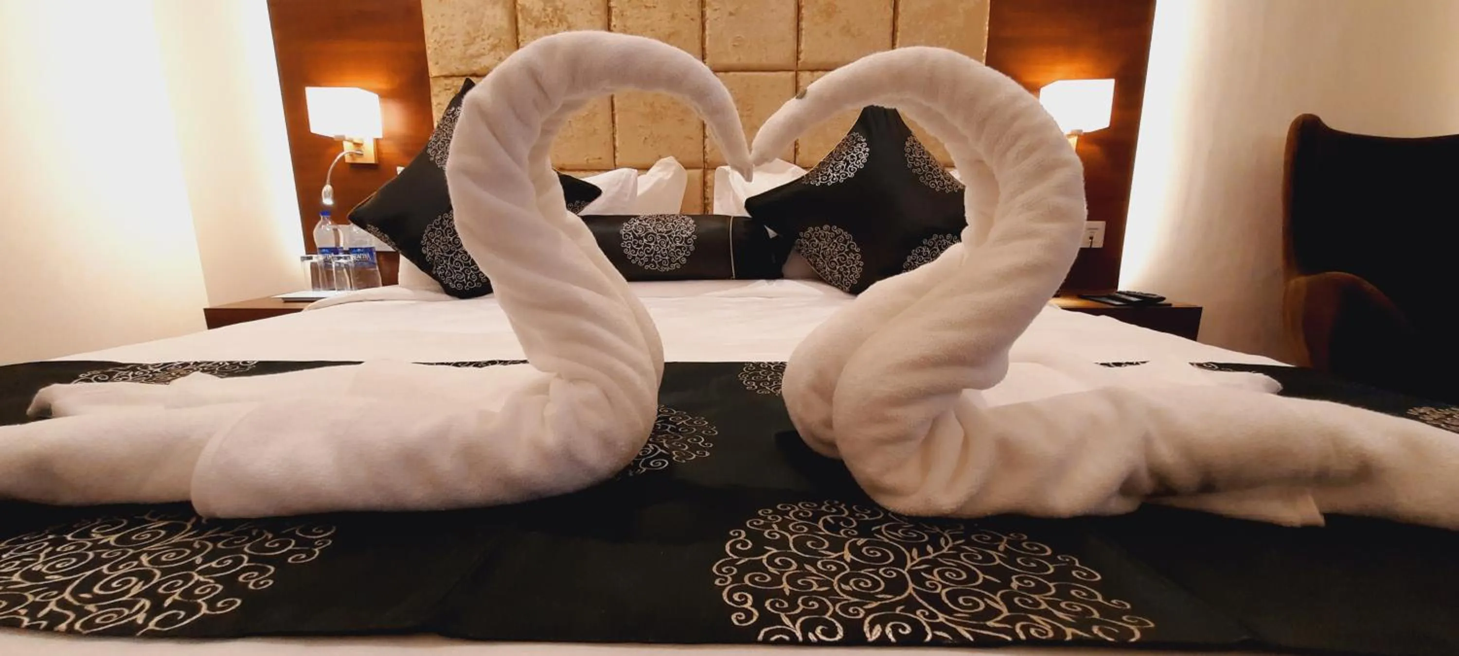 Photo of the whole room, Bed in Jay Clarks Exotica