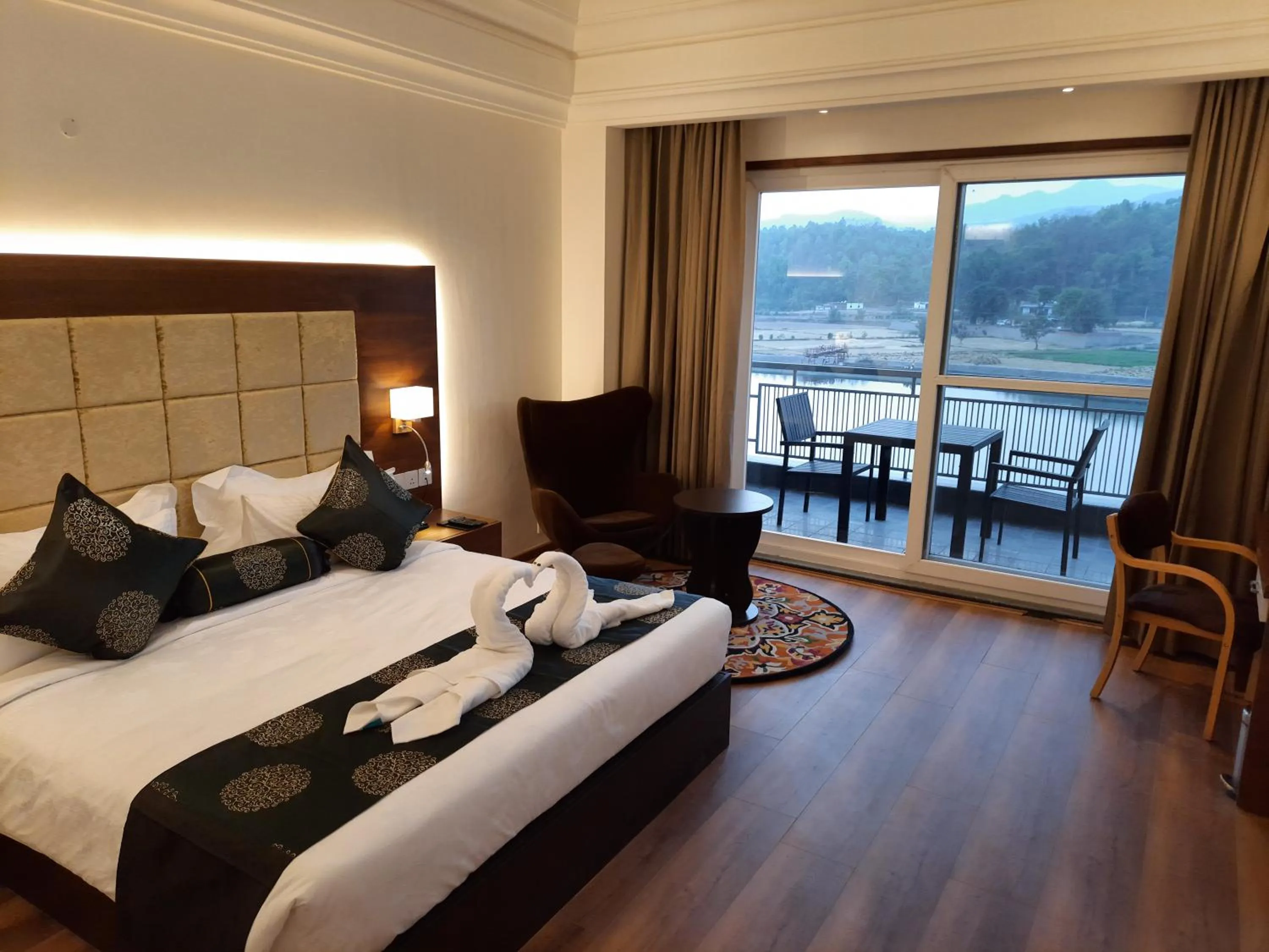 Photo of the whole room, Bed in Jay Clarks Exotica