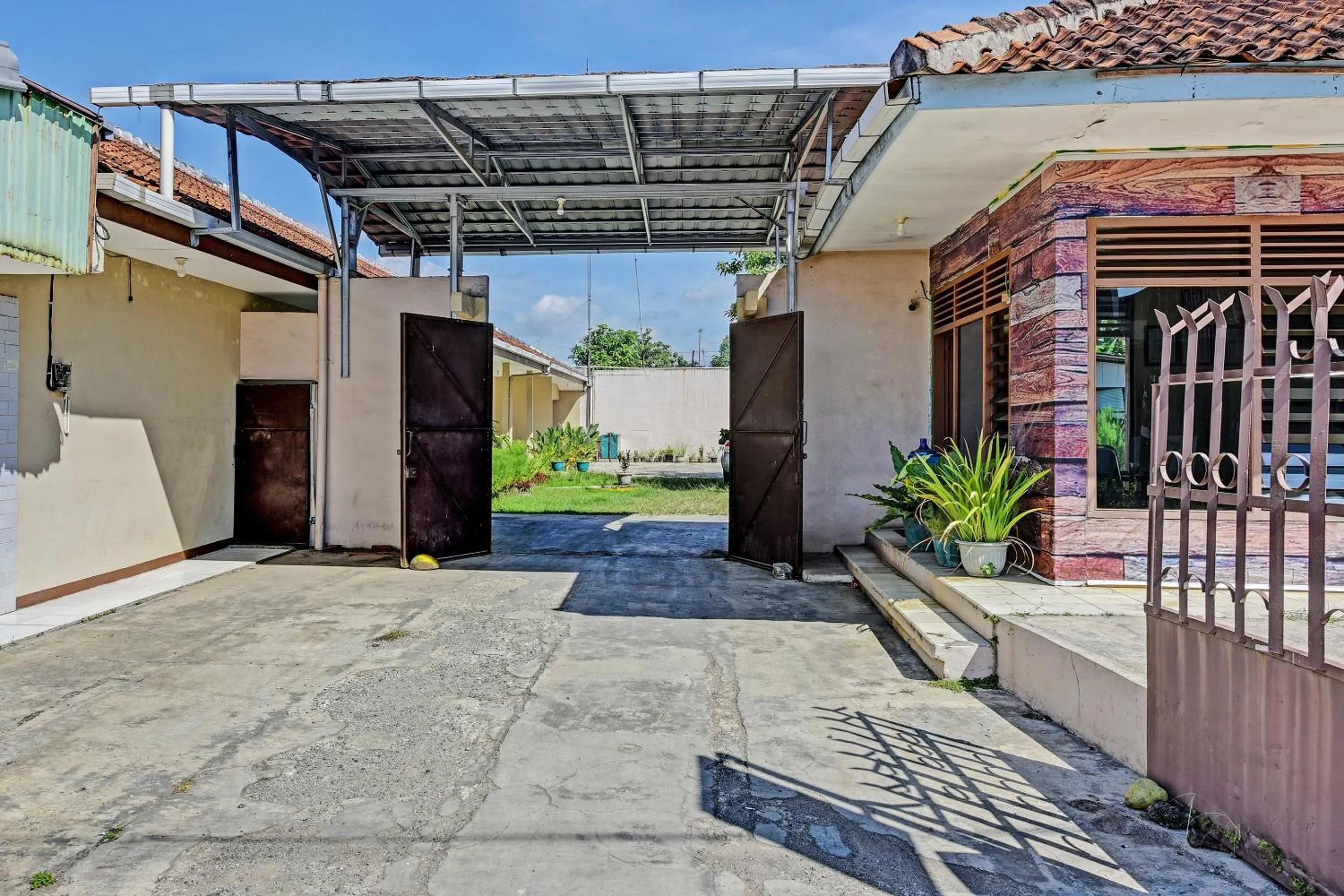 Facade/entrance in OYO 90443 Hotel New Kartika In