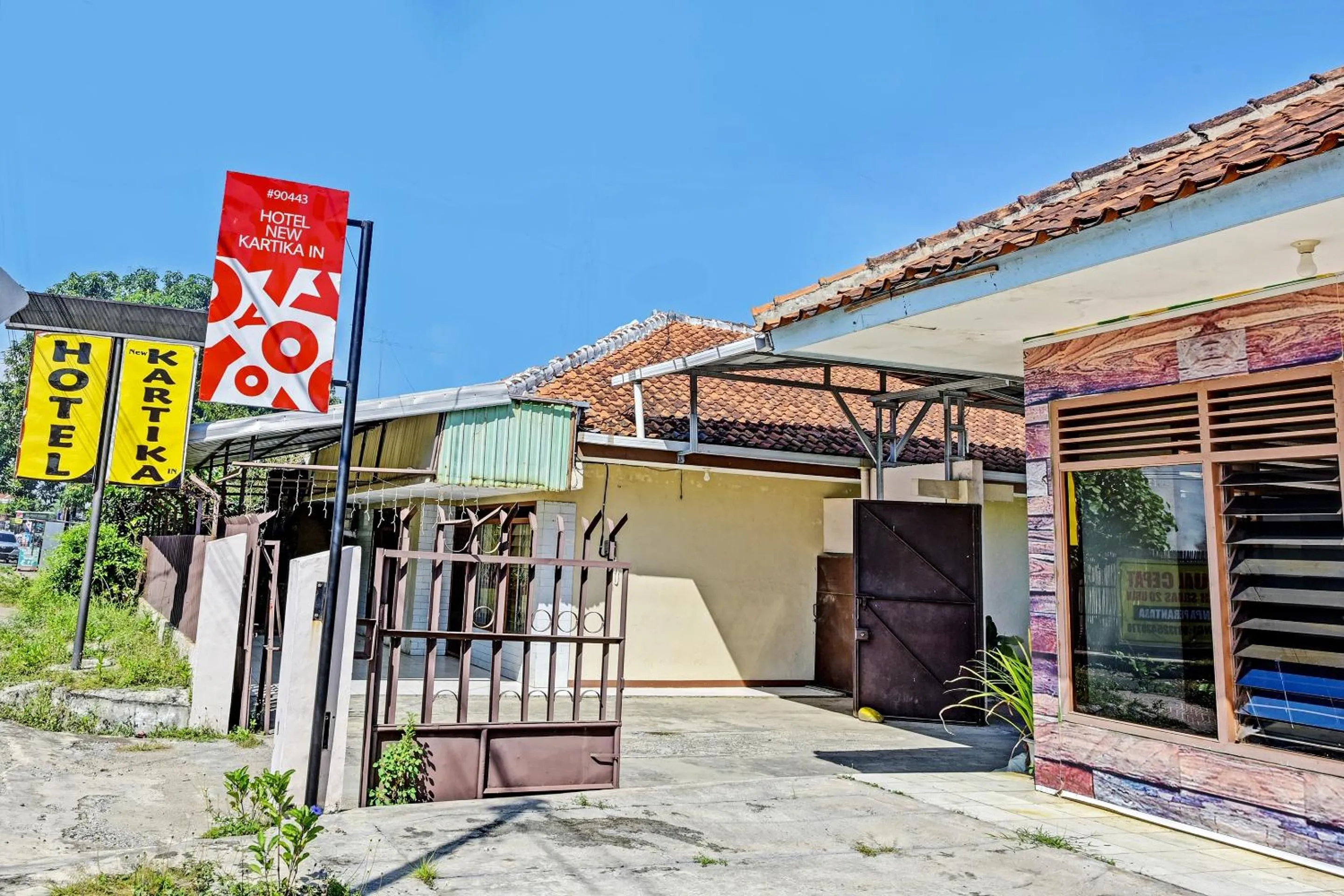Facade/entrance in OYO 90443 Hotel New Kartika In