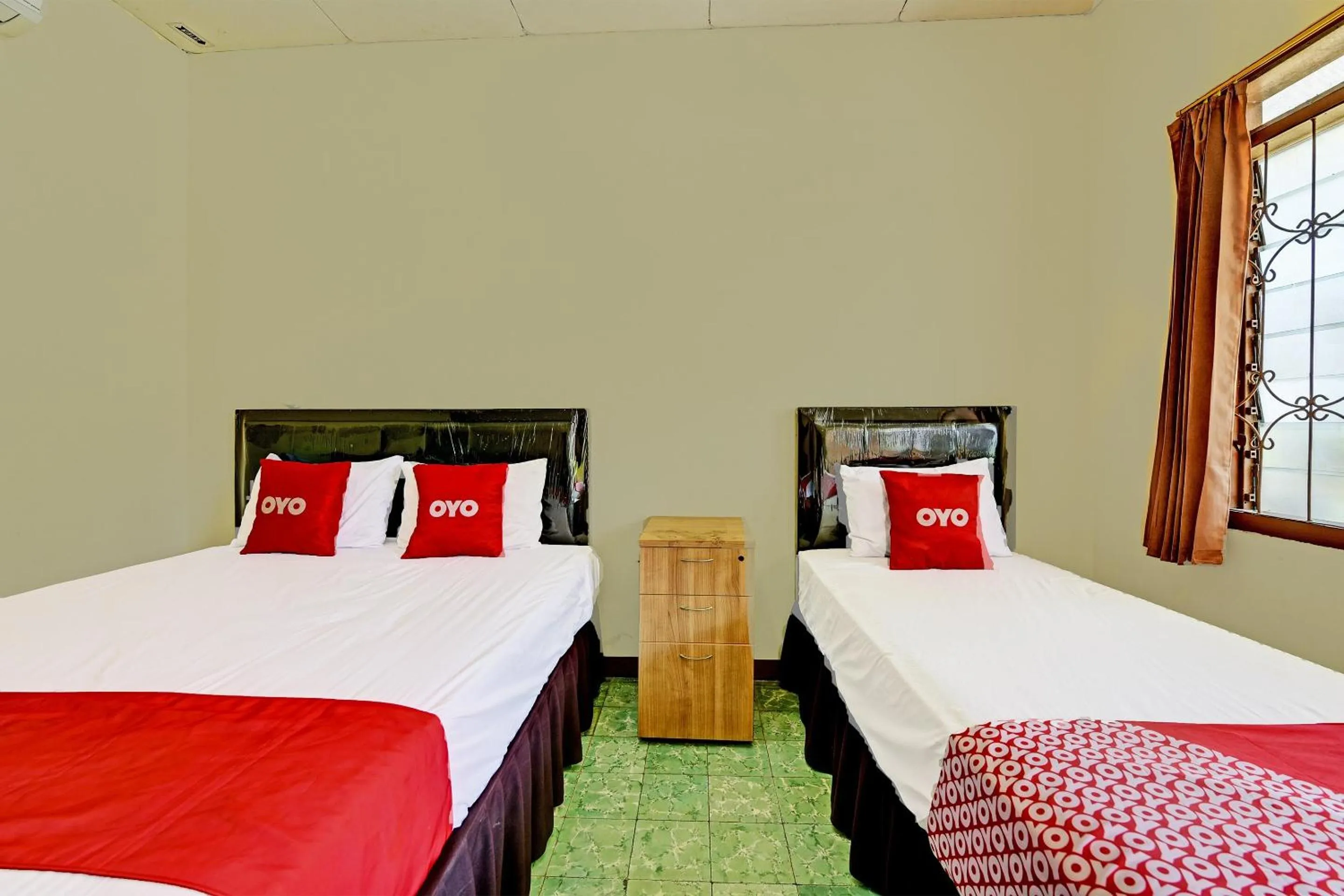 Bedroom, Bed in OYO 90443 Hotel New Kartika In