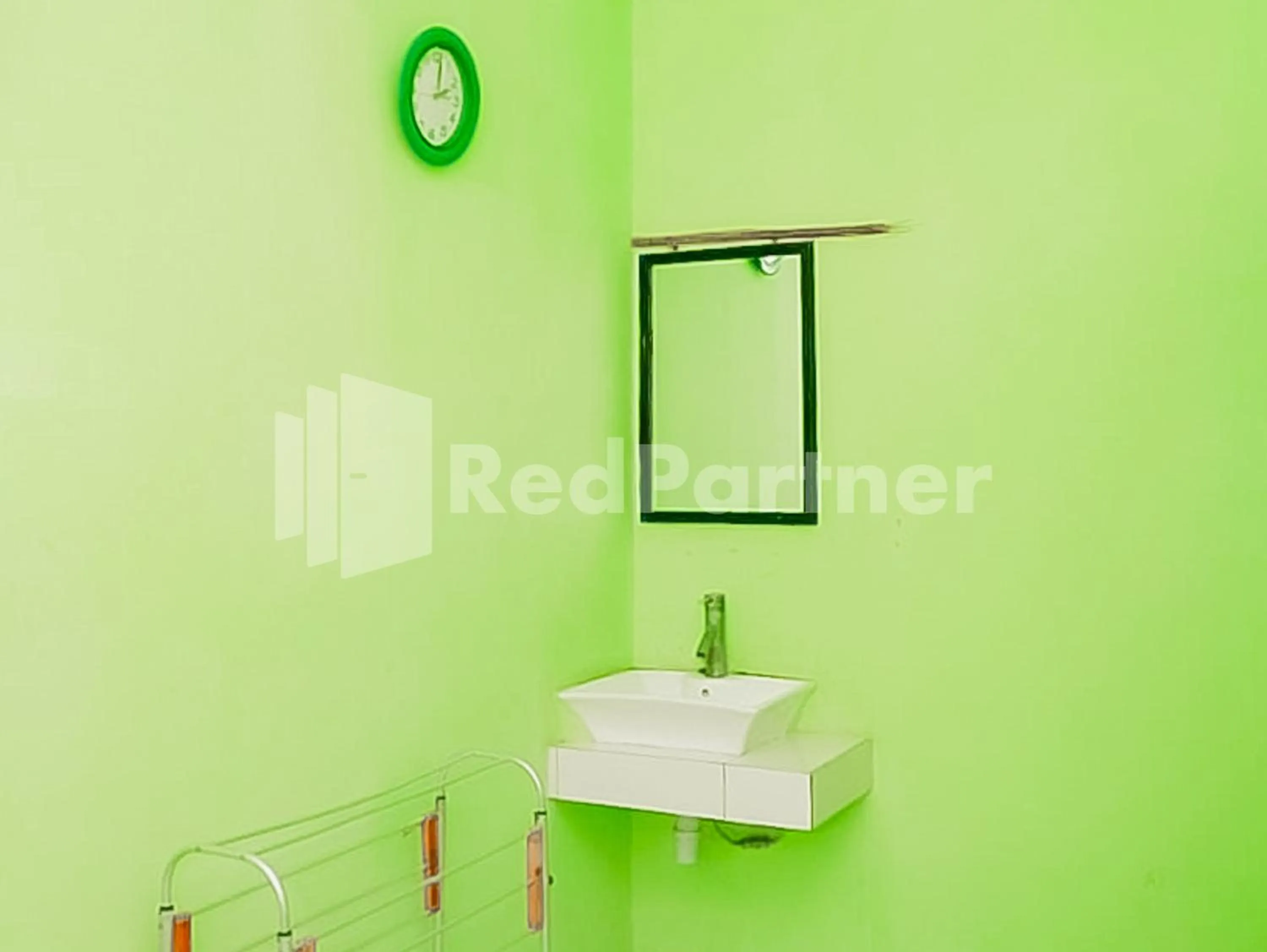 Bathroom in Indah Savana Hotel Mitra RedDoorz