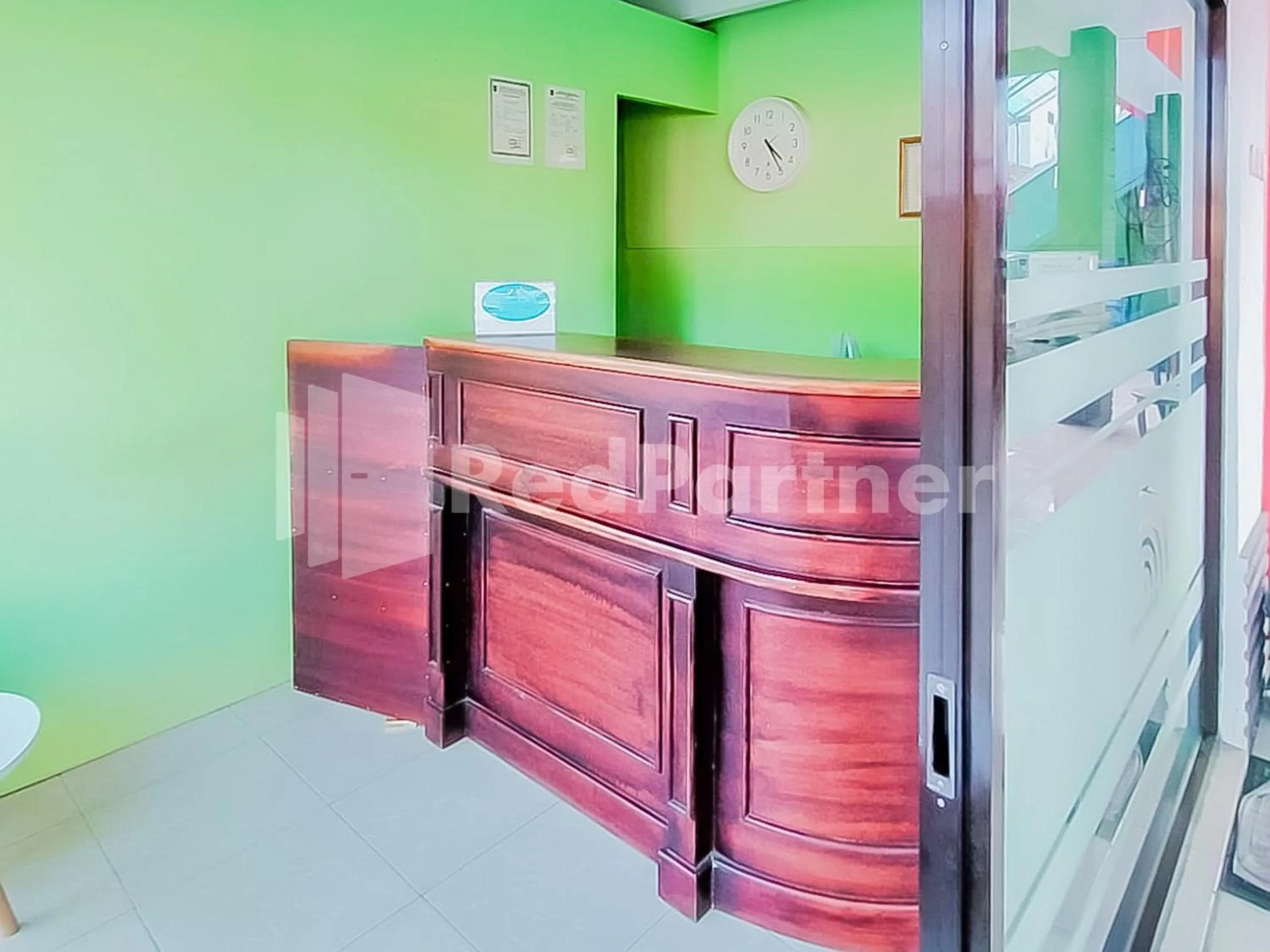 Lobby or reception in Indah Savana Hotel Mitra RedDoorz