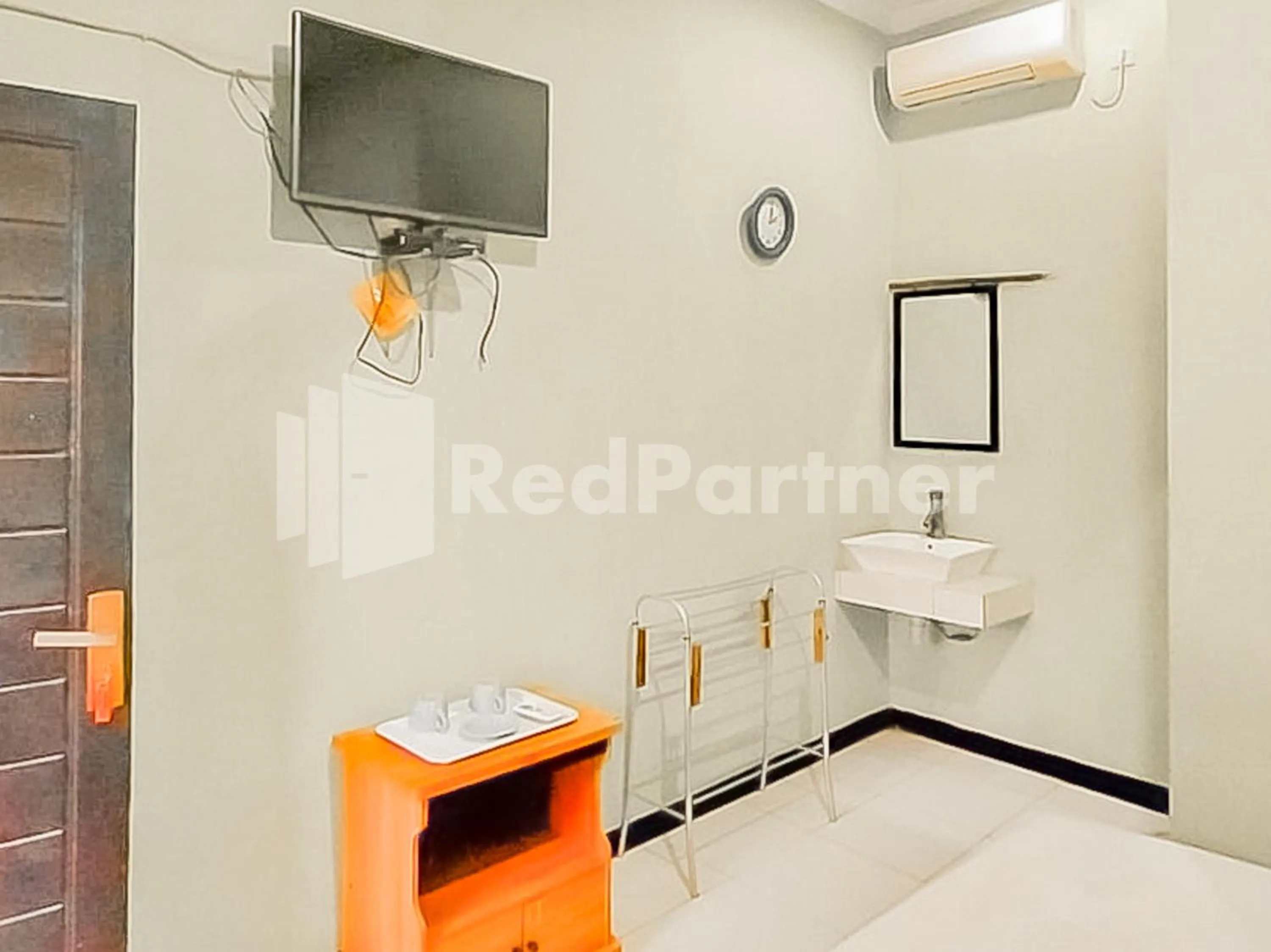 TV and multimedia, Bed in Indah Savana Hotel Mitra RedDoorz